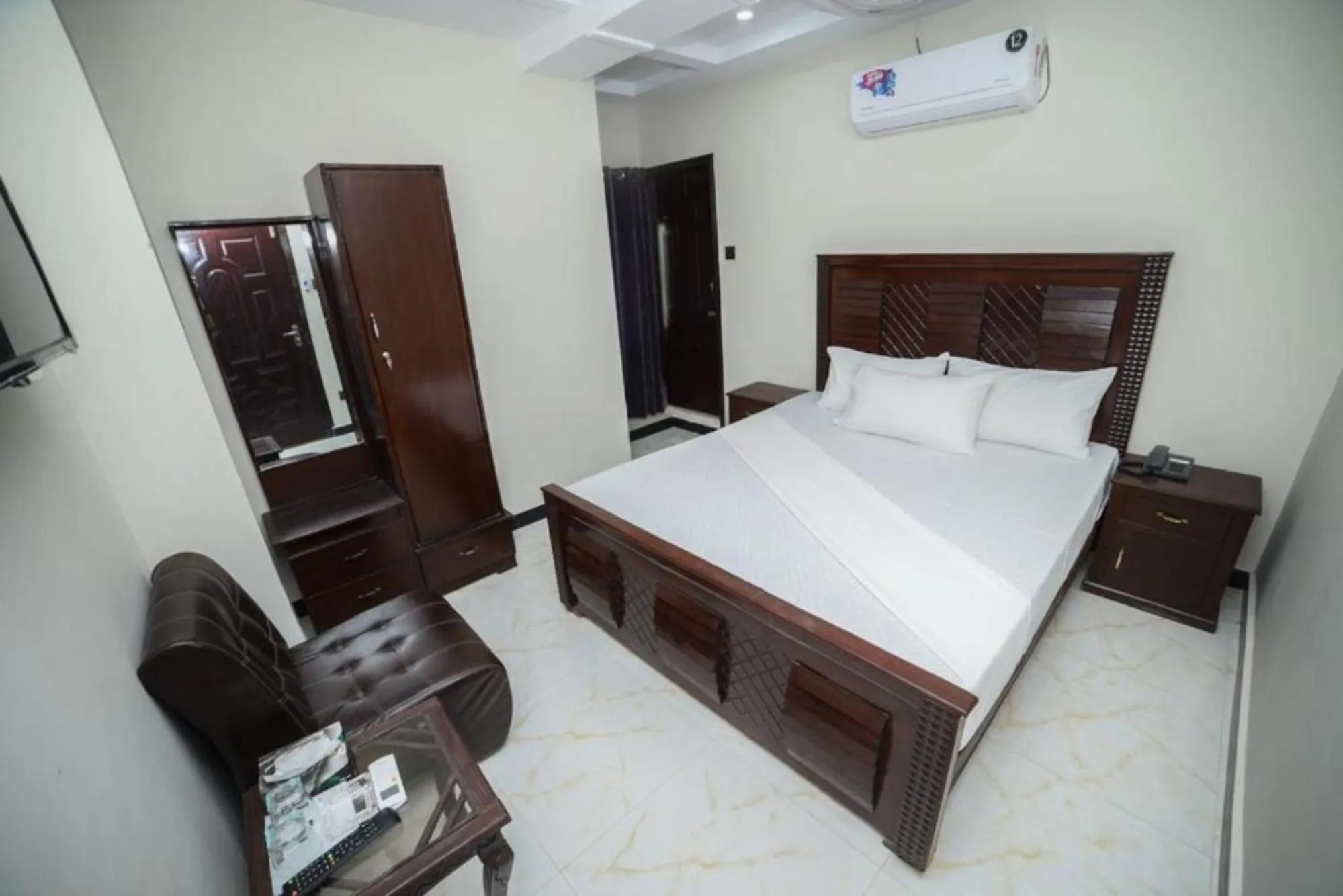 TV and multimedia, Bed in Royal Blue inn Hotel