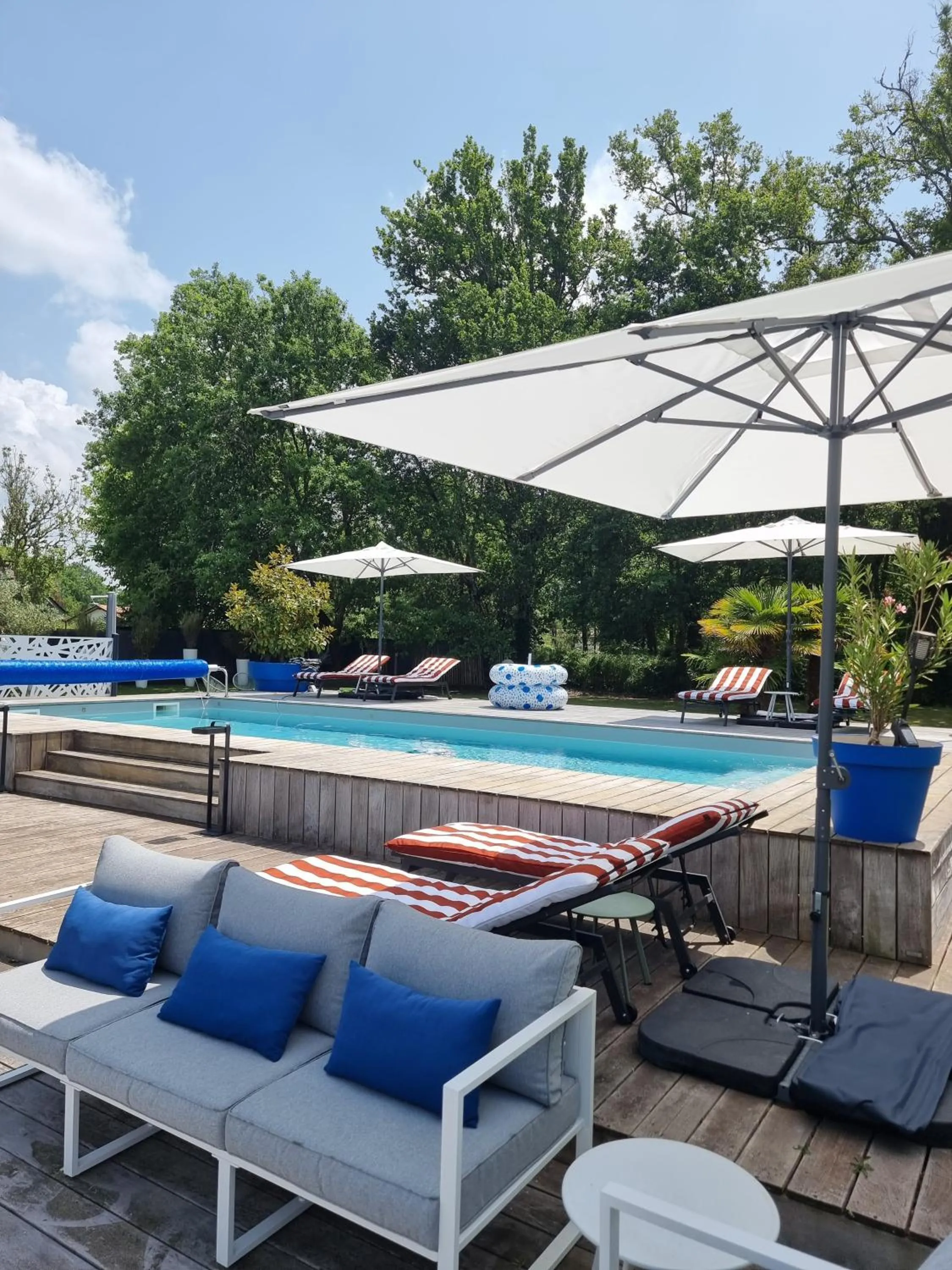 Patio in La Parenthèse du Las, Maison d'hôtes avec Piscine et Spa