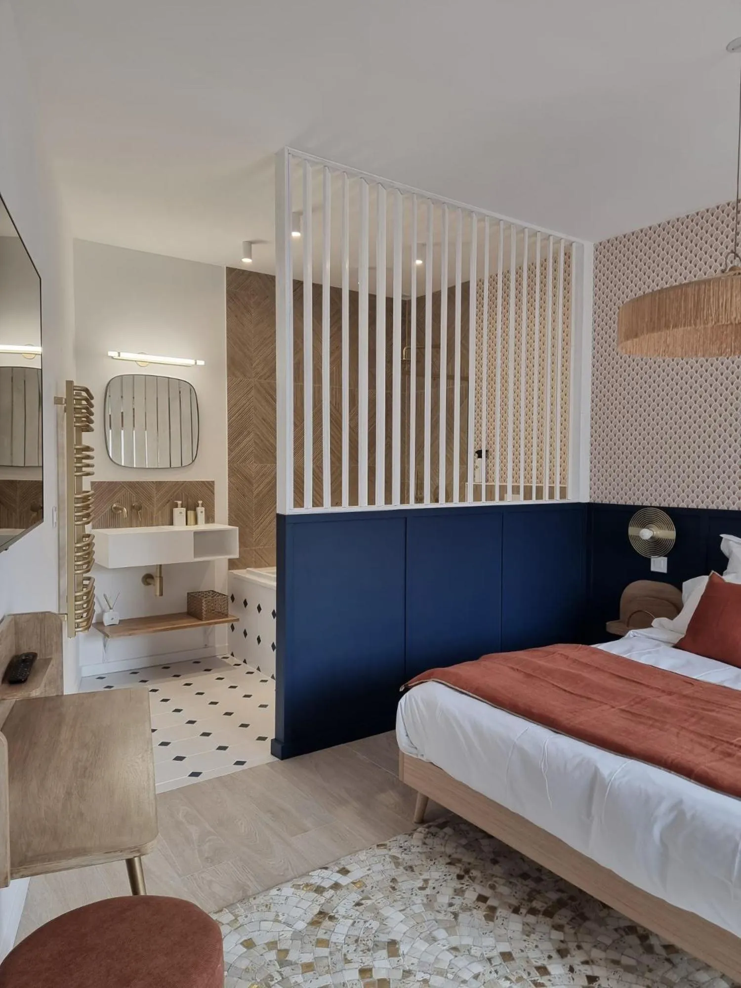 Photo of the whole room, Bed in La Parenthèse du Las, Maison d'hôtes avec Piscine et Spa