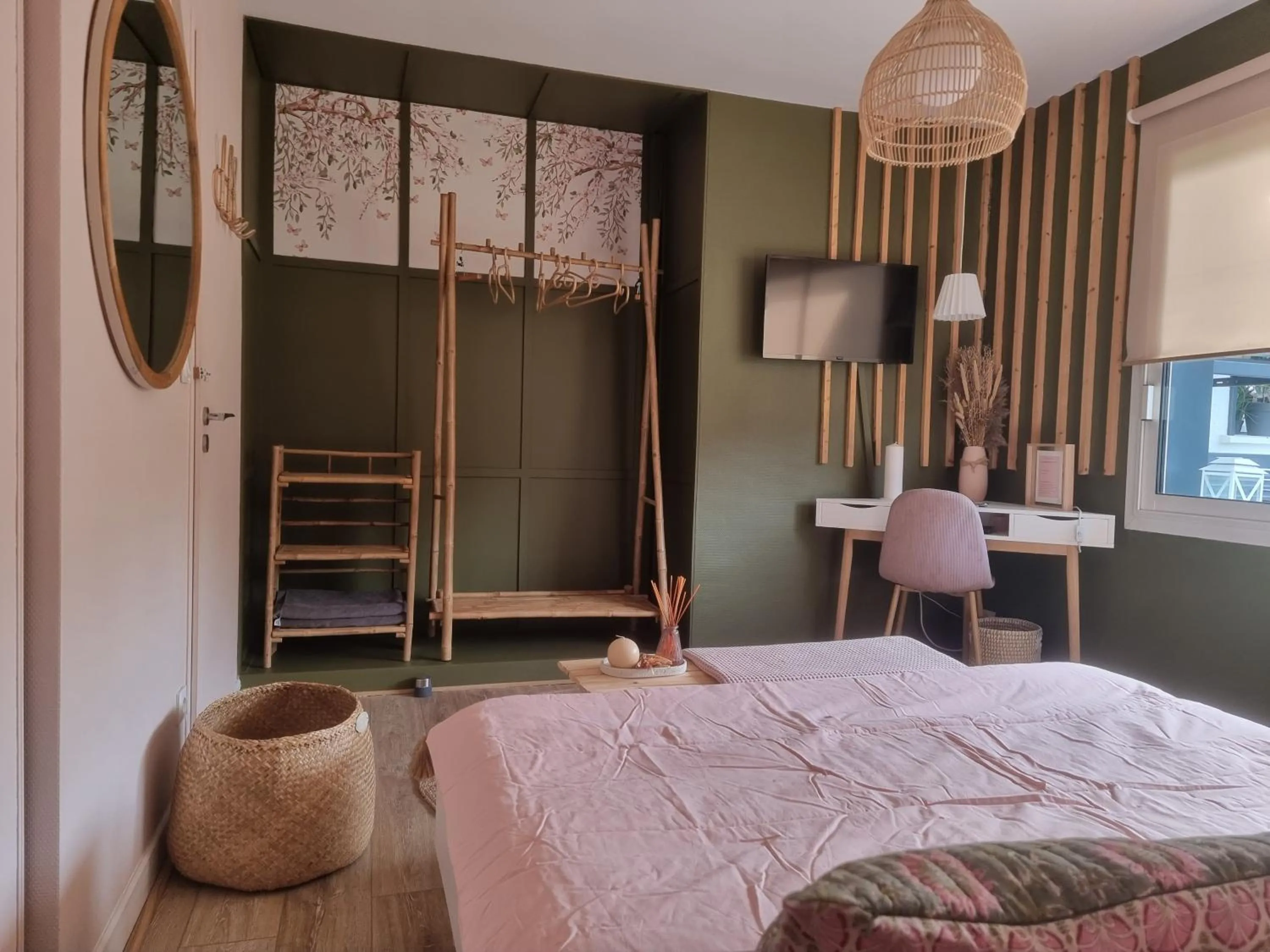 Bed in La Parenthèse du Las, Maison d'hôtes avec Piscine et Spa