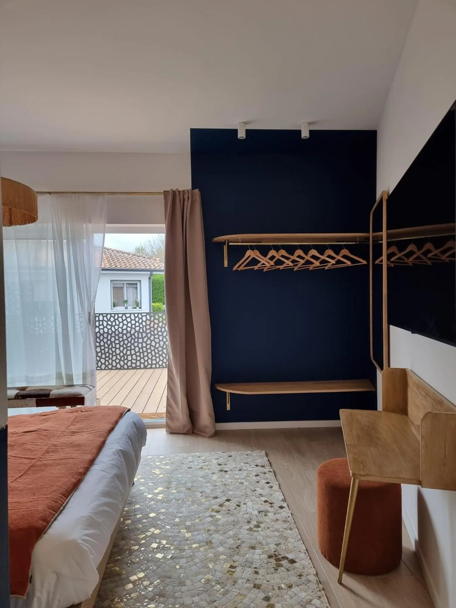 Photo of the whole room, Bed in La Parenthèse du Las, Maison d'hôtes avec Piscine et Spa