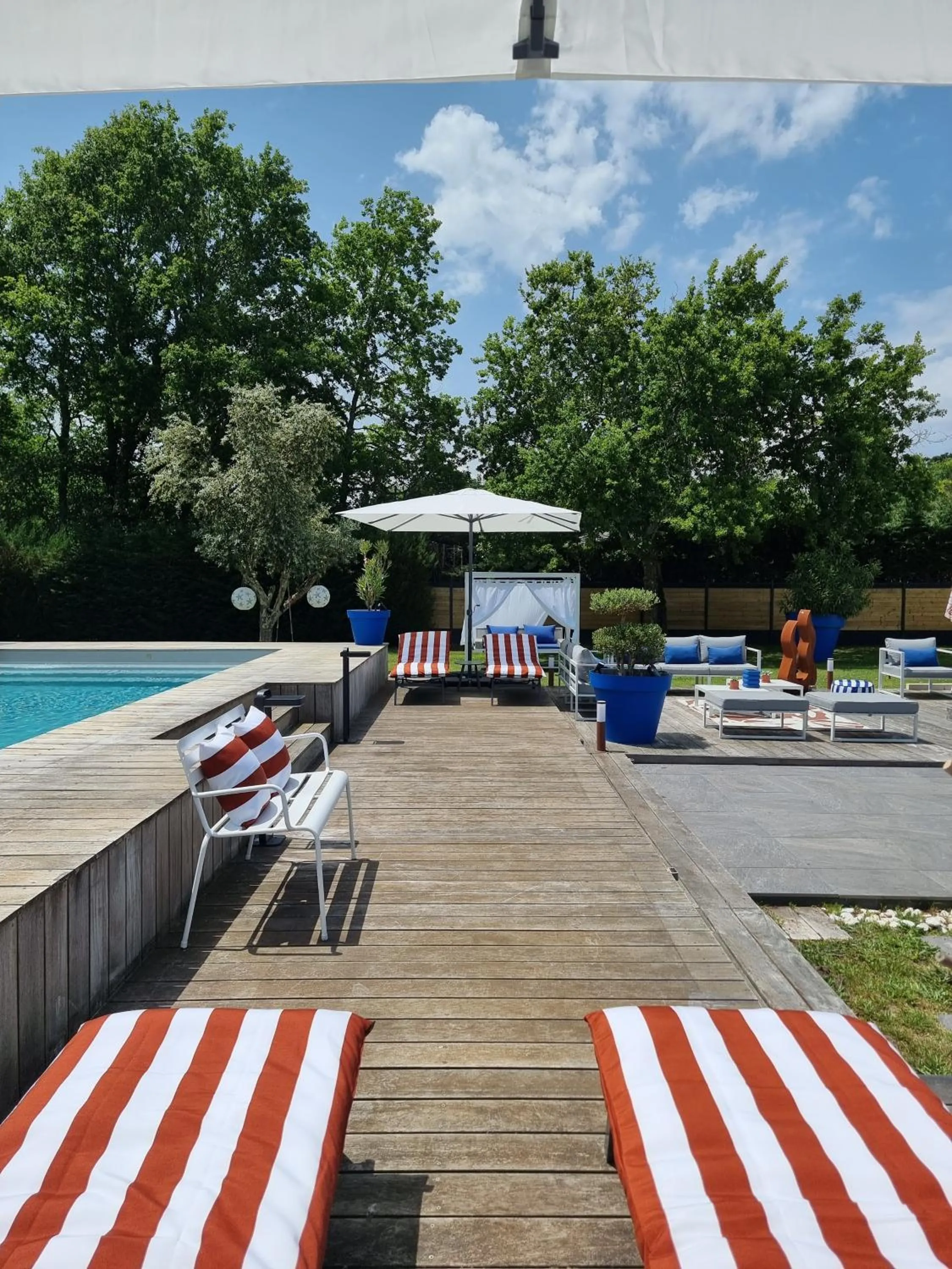 Patio in La Parenthèse du Las, Maison d'hôtes avec Piscine et Spa