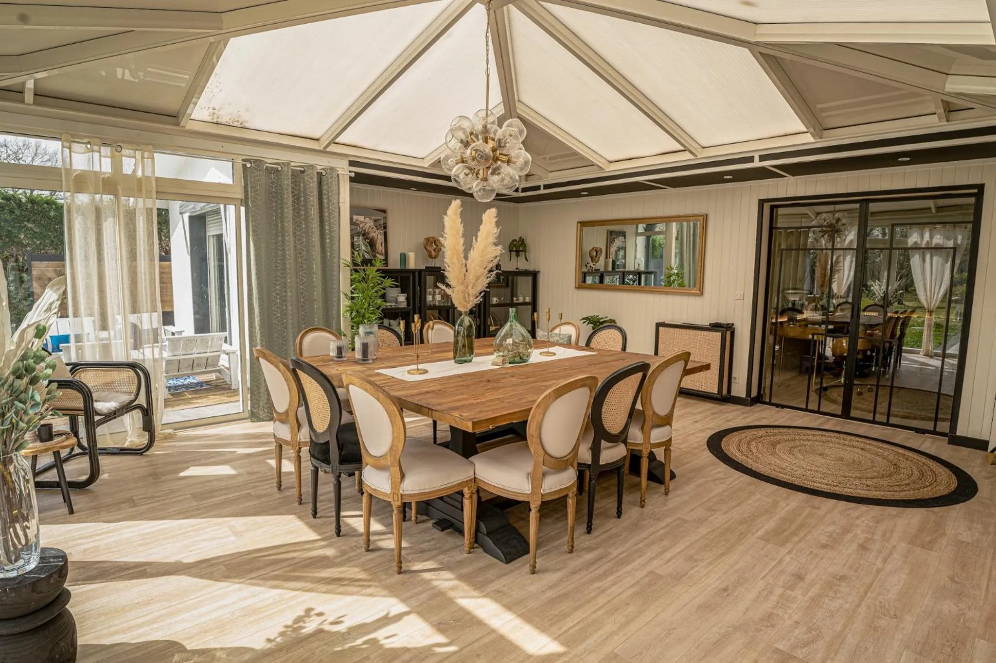 Dining area in La Parenthèse du Las, Maison d'hôtes avec Piscine et Spa