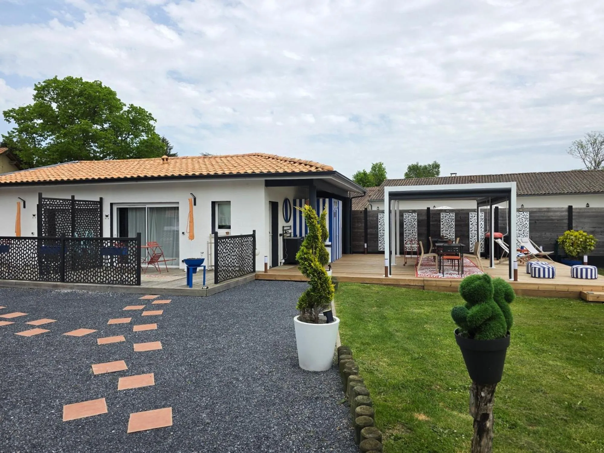 Dining area in La Parenthèse du Las, Maison d'hôtes avec Piscine et Spa