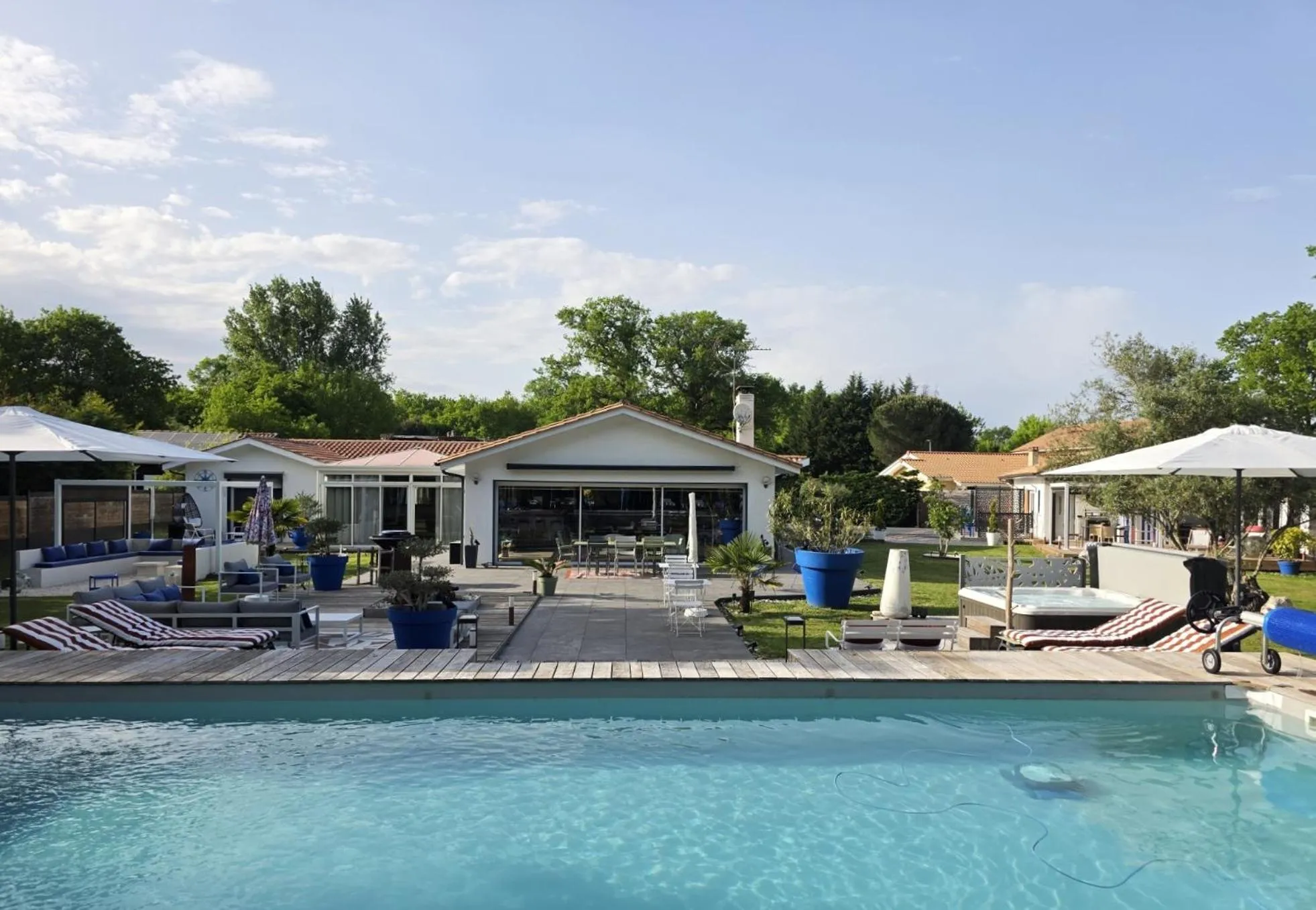 Garden in La Parenthèse du Las, Maison d'hôtes avec Piscine et Spa