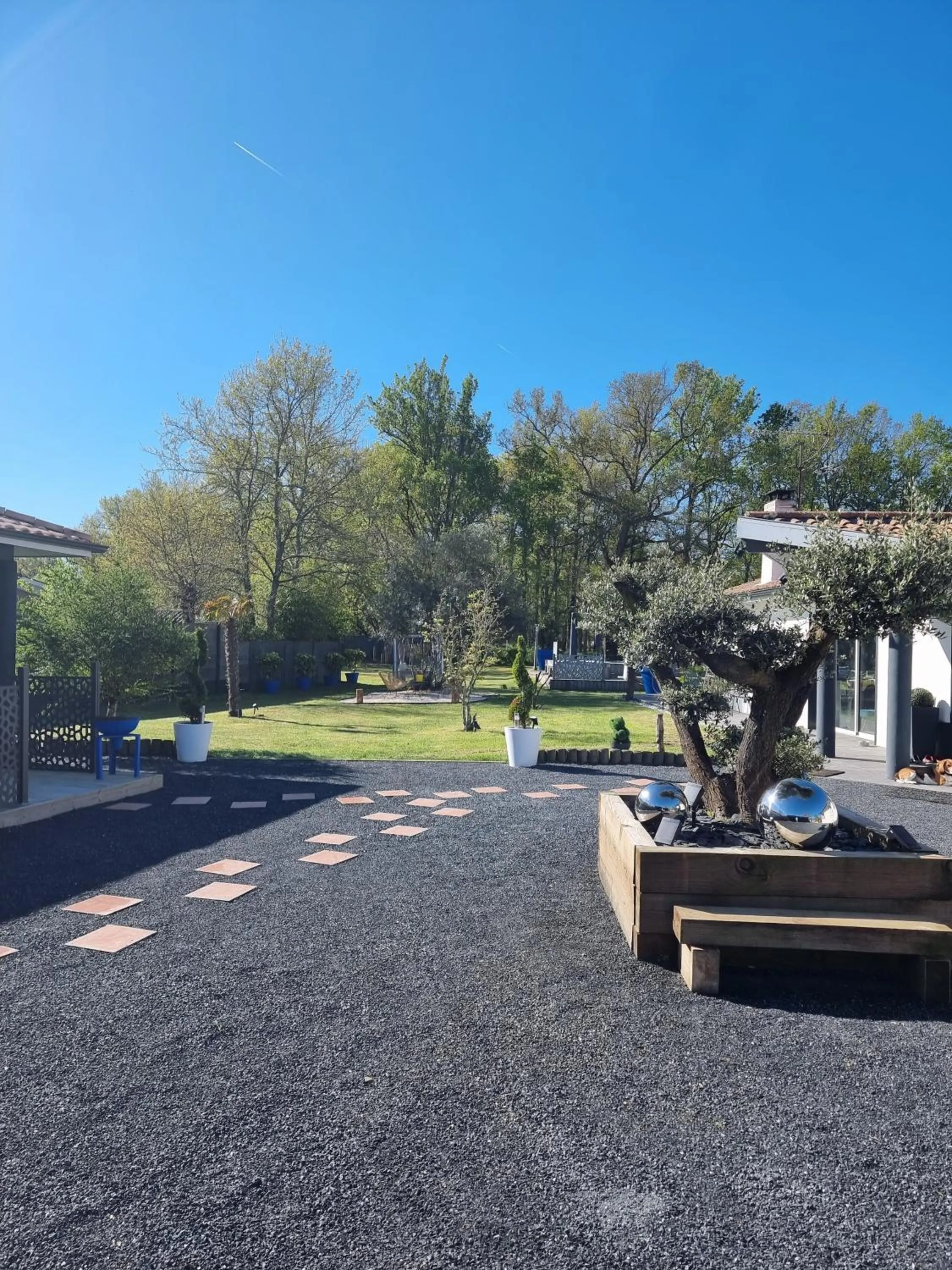 Garden in La Parenthèse du Las, Maison d'hôtes avec Piscine et Spa