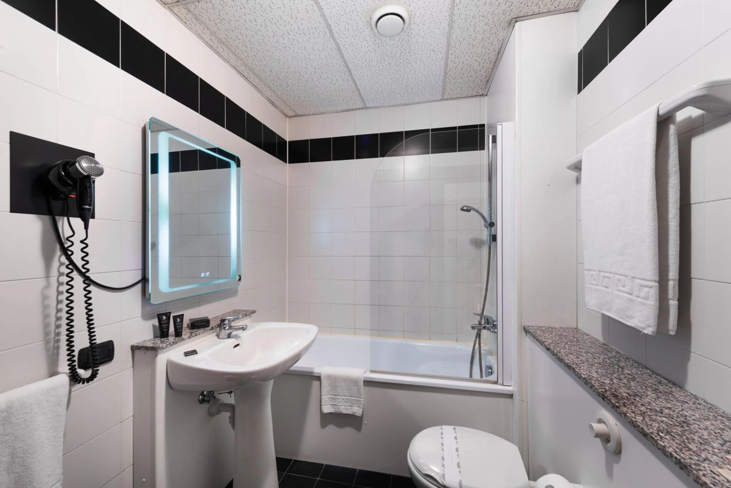 Bathroom in JR Hotels Bologna Amadeus