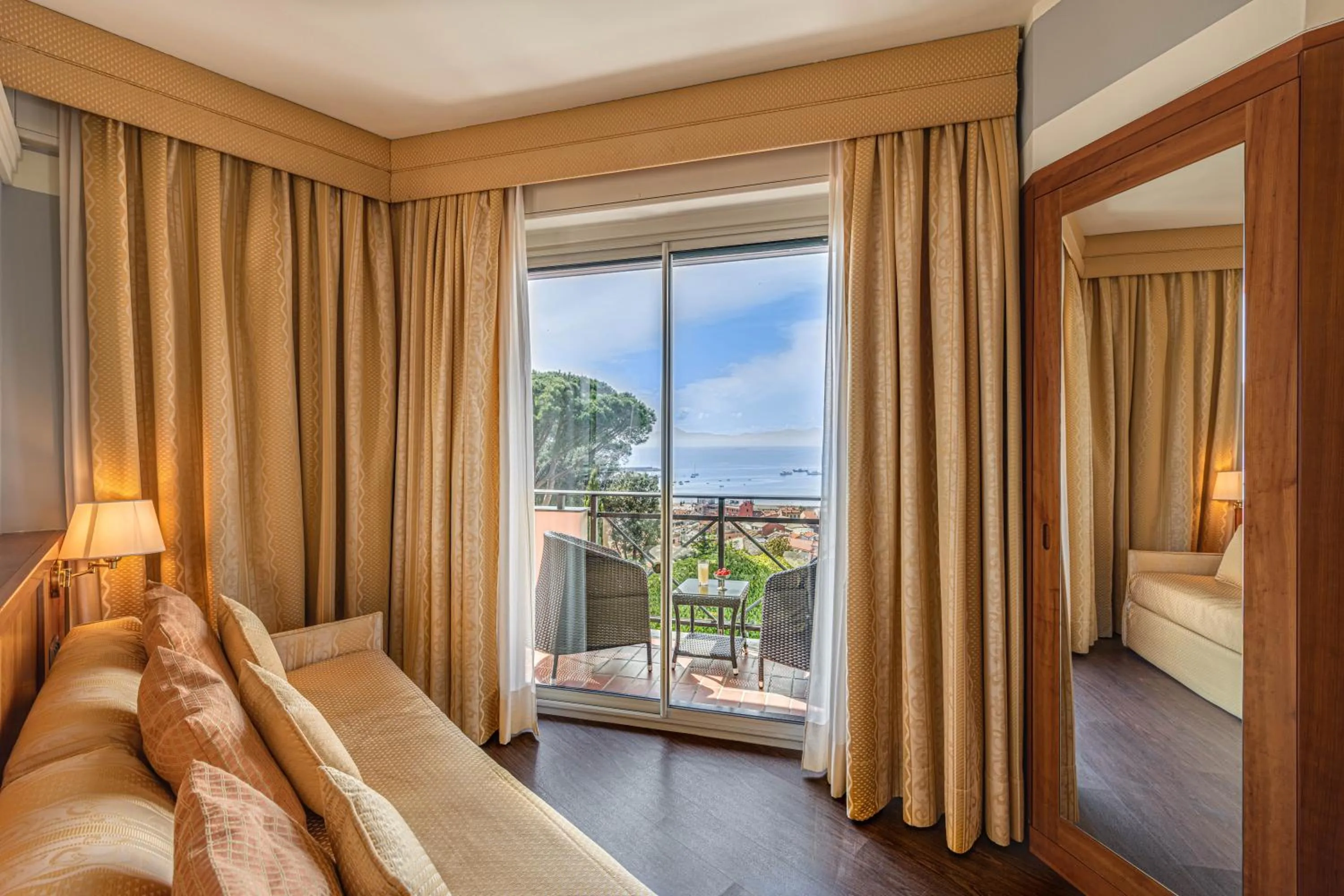 Living room, Bed in Hotel Vis à Vis