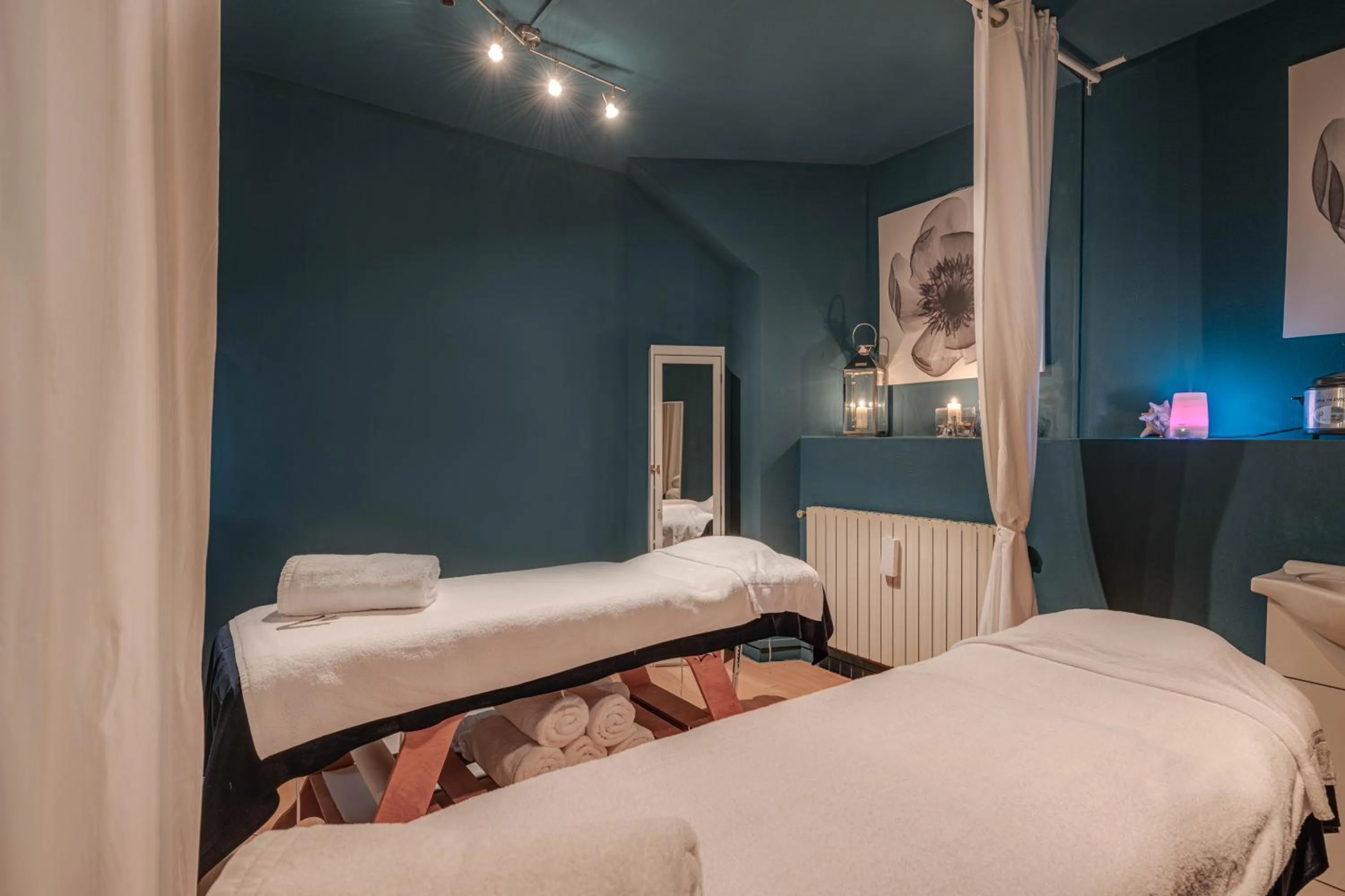 Massage, Bed in Hotel Vis à Vis