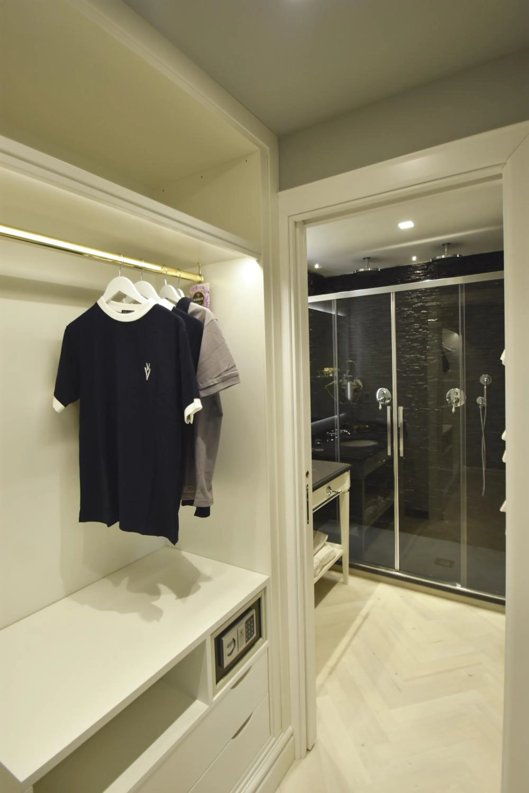 Shower in Hotel Vis à Vis