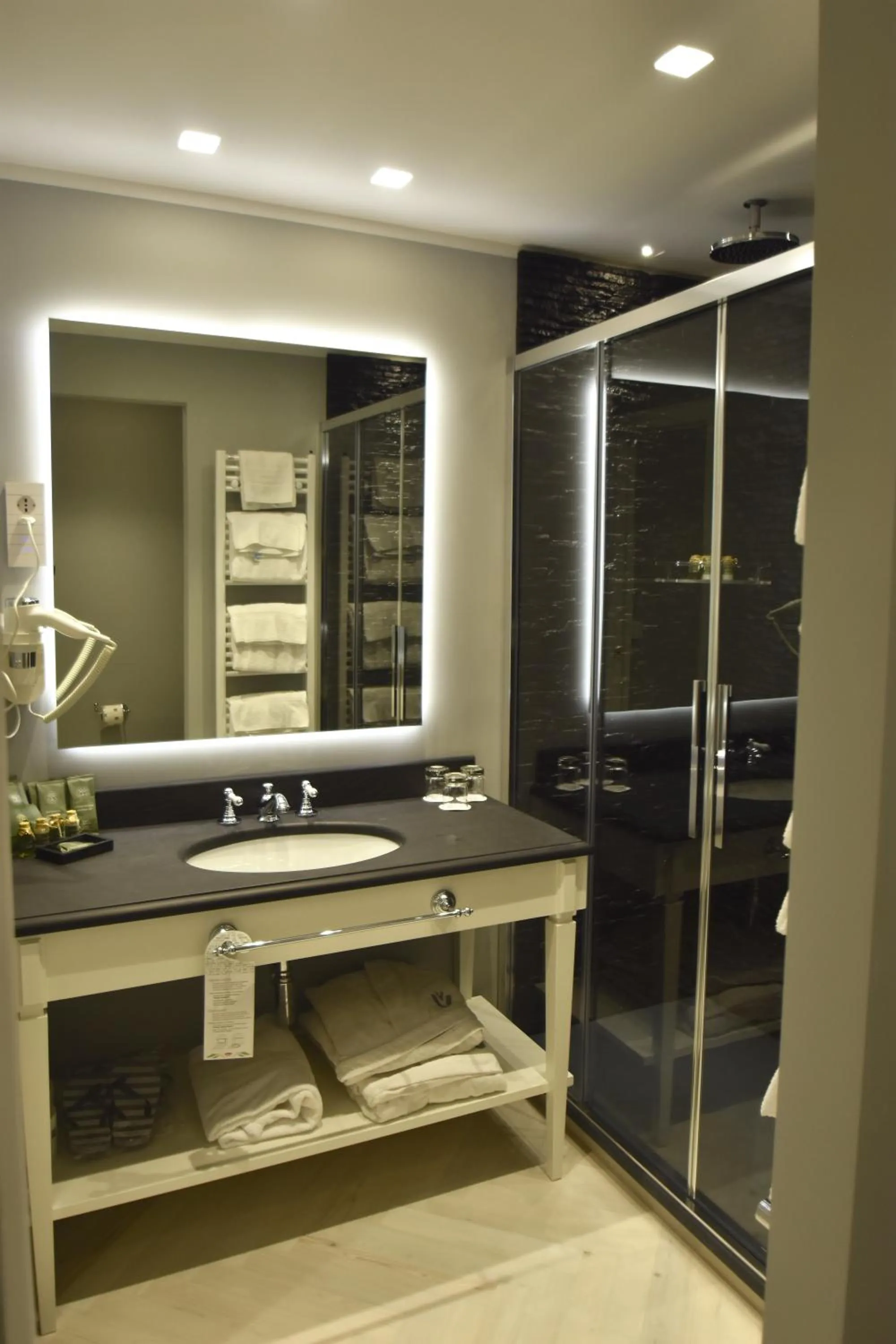 Shower in Hotel Vis à Vis