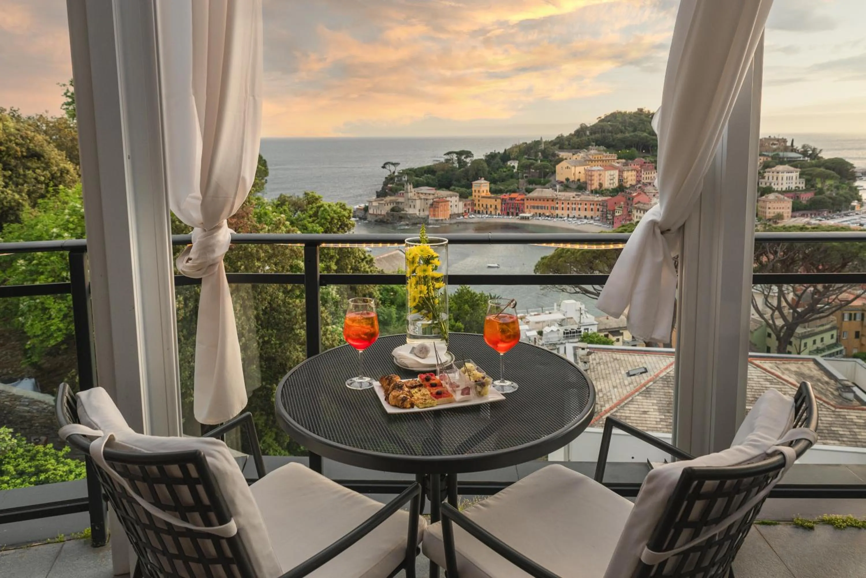 Lounge or bar in Hotel Vis à Vis