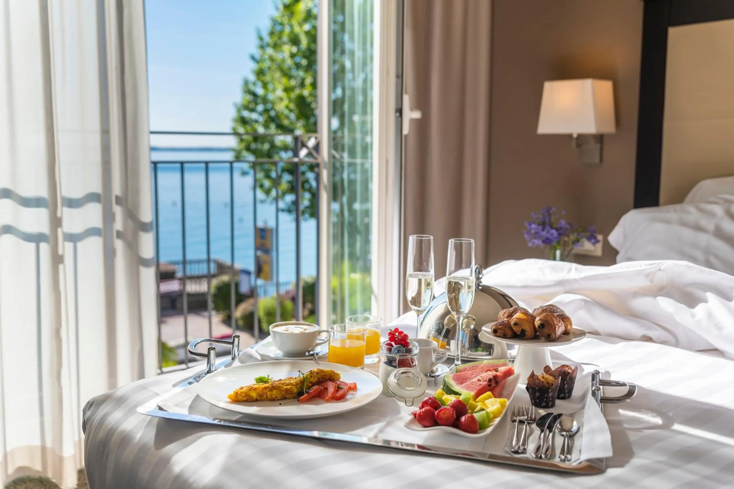 Food and drinks, Bed in Villa Rosa Hotel Desenzano