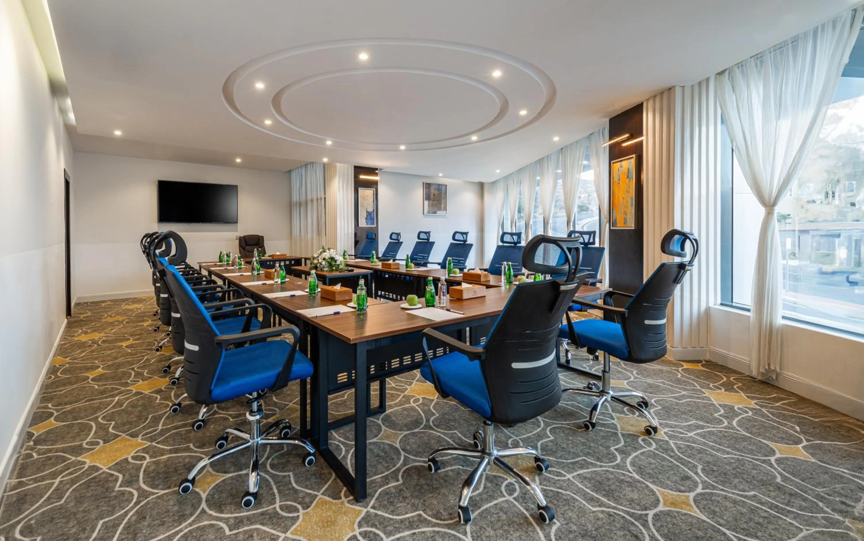 TV and multimedia in Abha Gardn Millennium Hotel