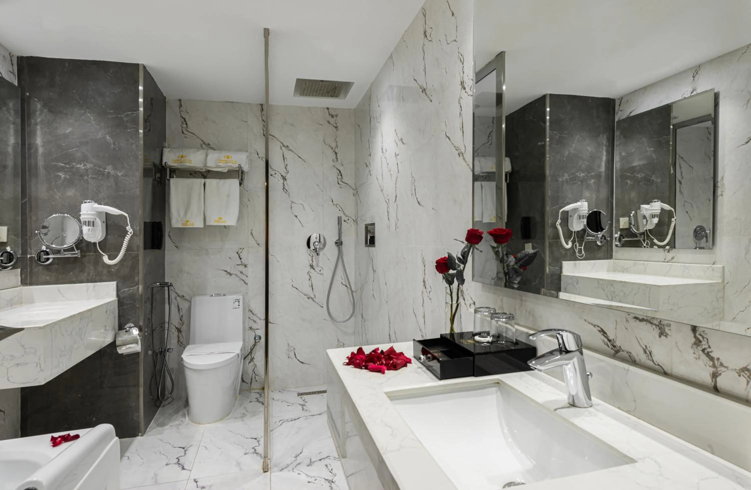 Shower in Abha Gardn Millennium Hotel