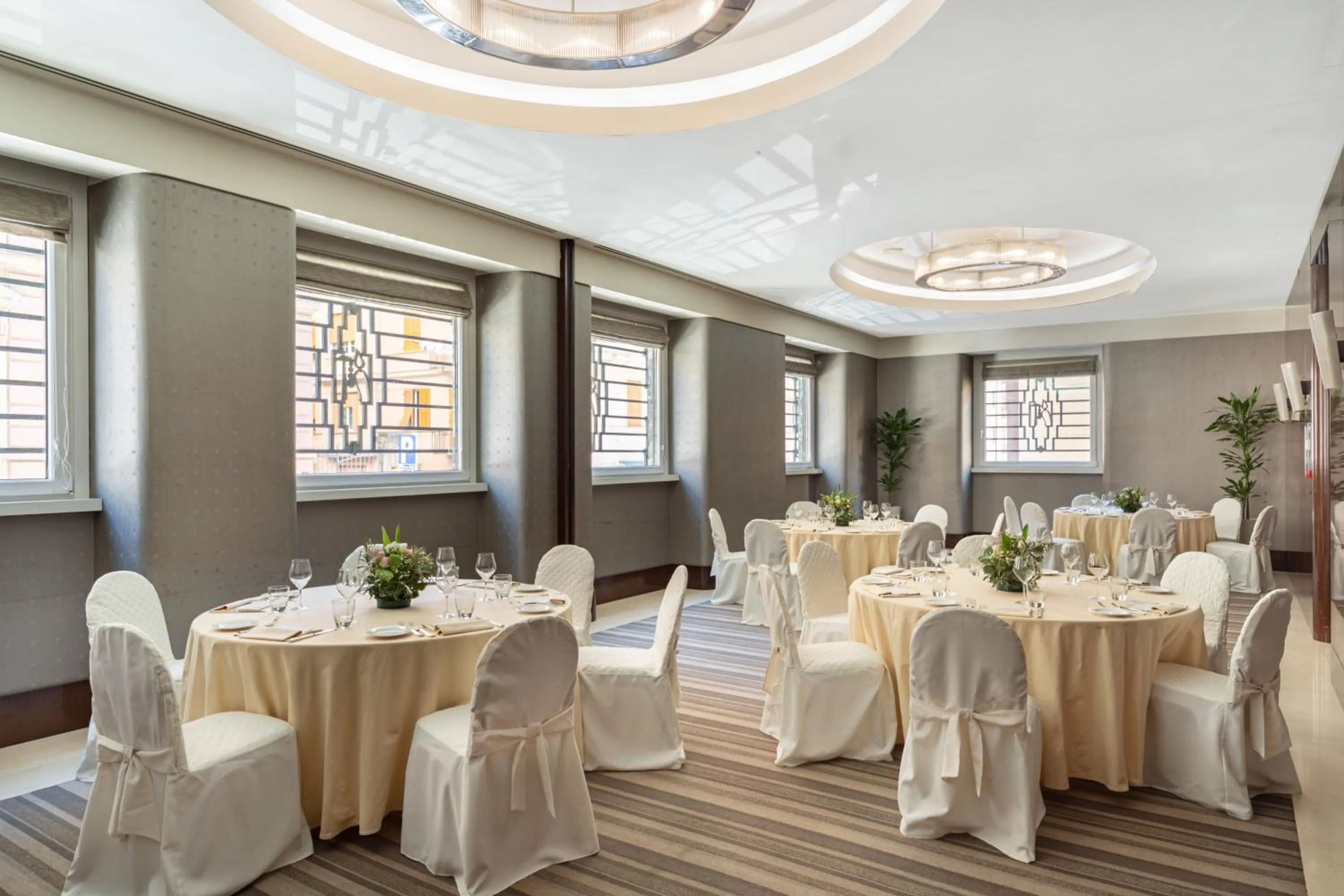 Restaurant/places to eat in Meliá Genova