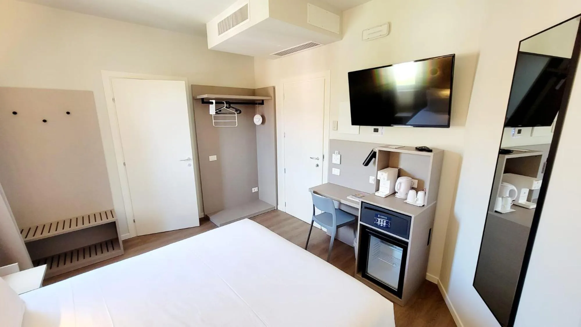 TV and multimedia, Bed in Hotel Aurora Duino