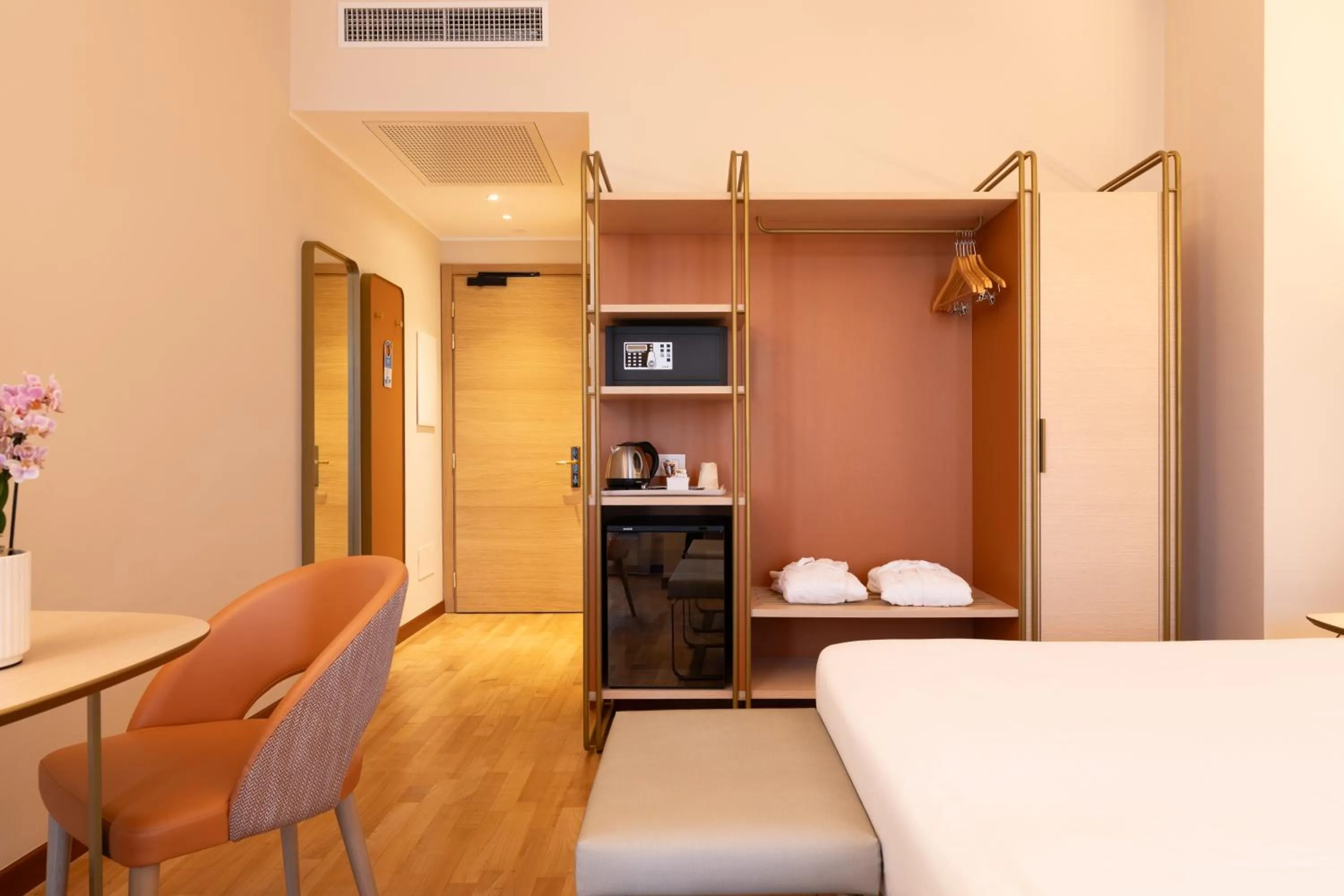 Coffee/tea facilities, Bed in Hotel Raffaello