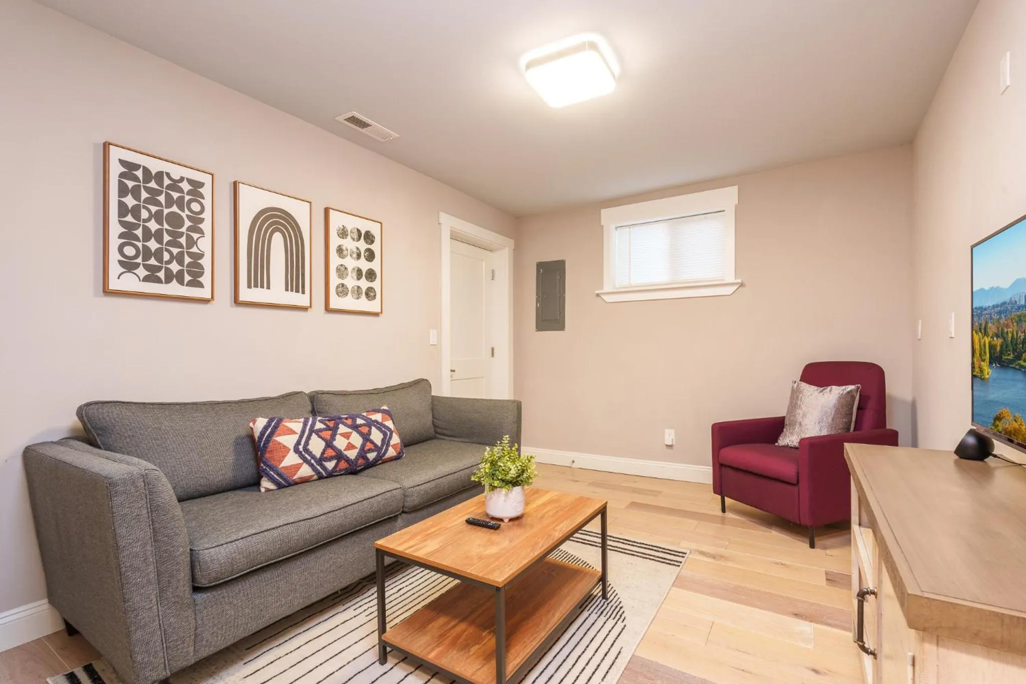 TV and multimedia in Upgraded Home with 5 BR 4 Bath 4 FREE gated parking space, Family,EV,RV friendly