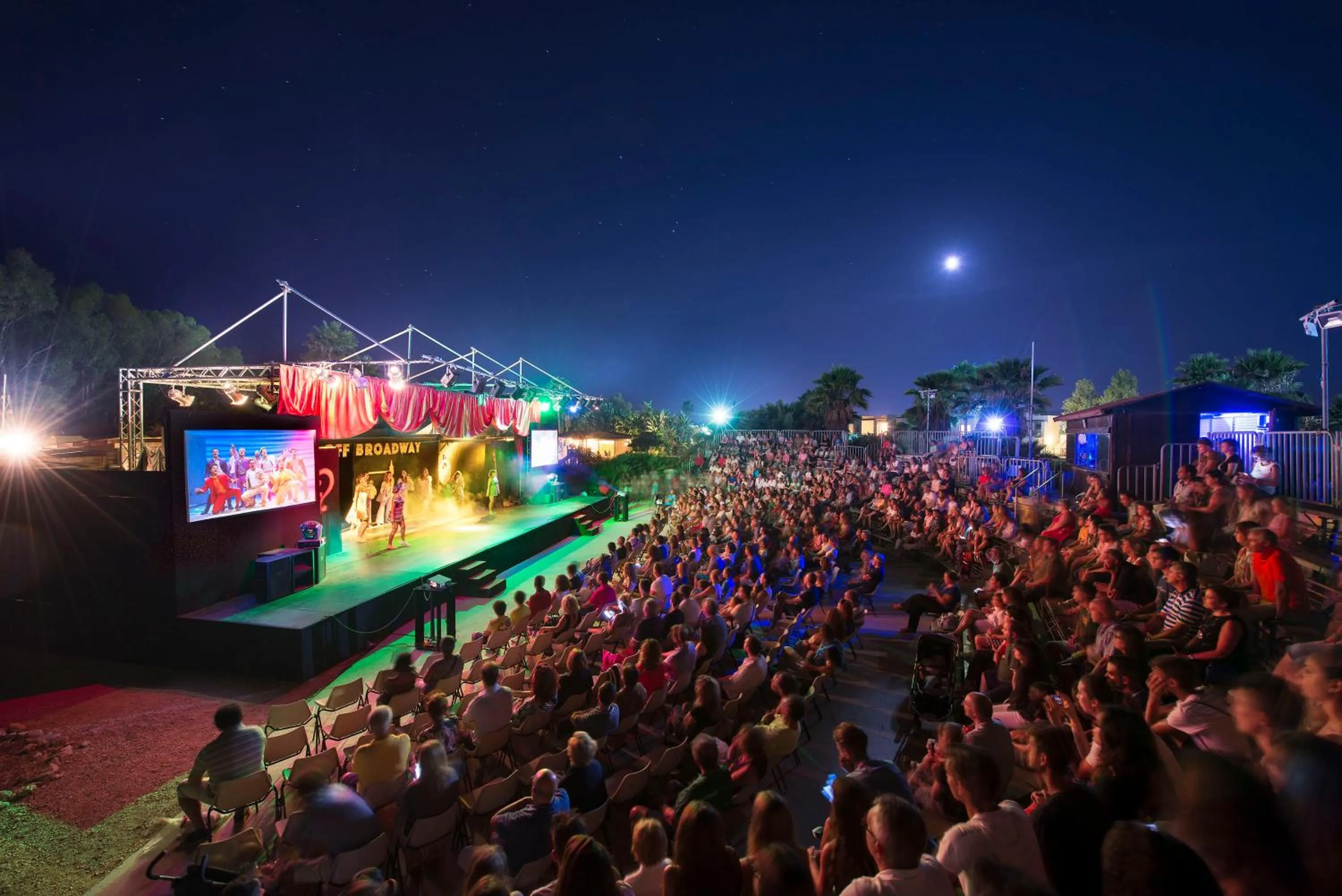 Evening entertainment in VOI Arenella Resort