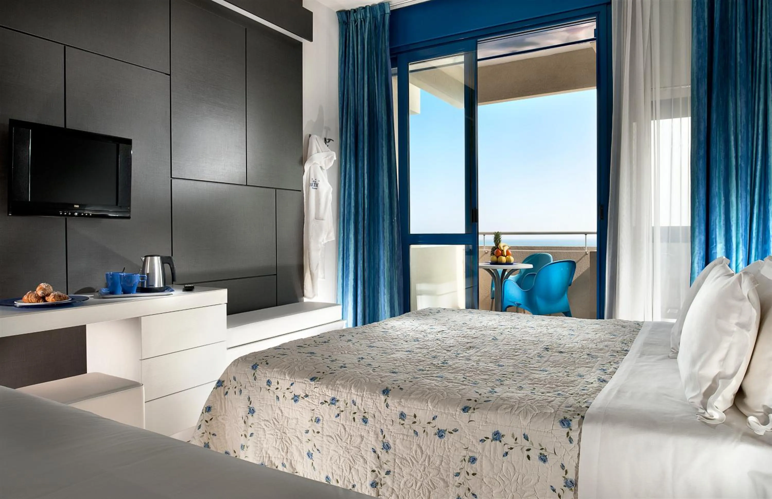 Patio, Bed in Hotel Baltic Riccione-Fronte Mare