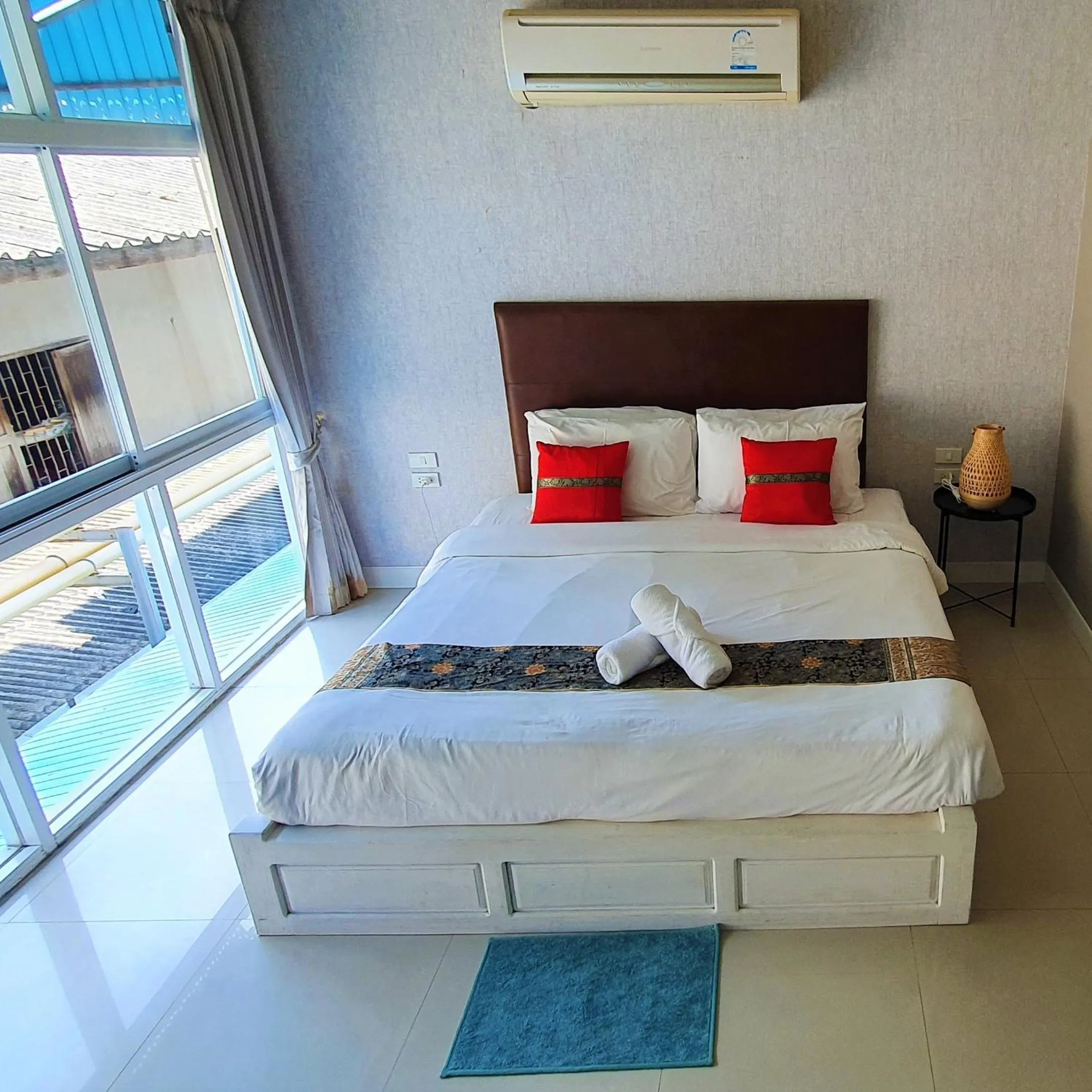 Photo of the whole room, Bed in Lenny's Koh Samui