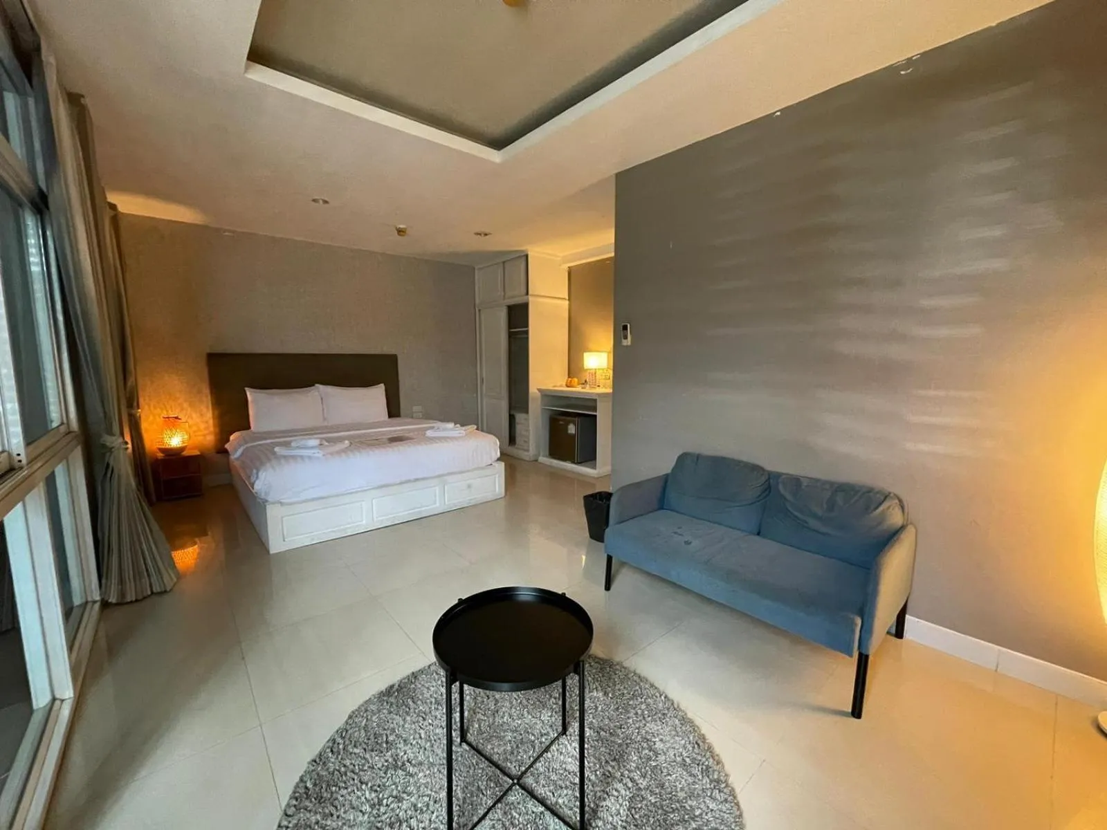 Photo of the whole room, Bed in Lenny's Koh Samui