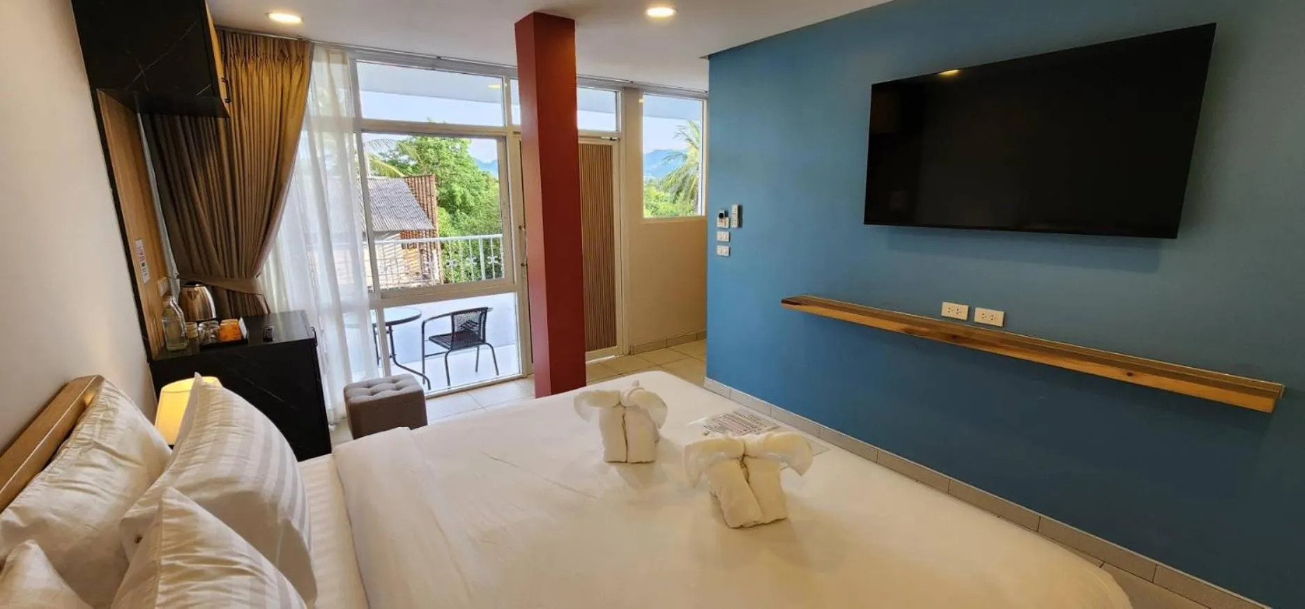 Communal lounge/ TV room, Bed in Lenny's Koh Samui