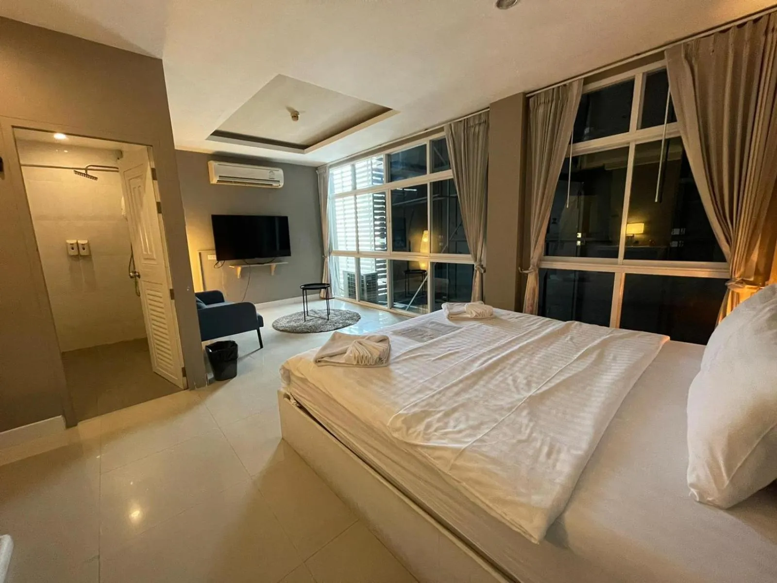 Photo of the whole room, Bed in Lenny's Koh Samui