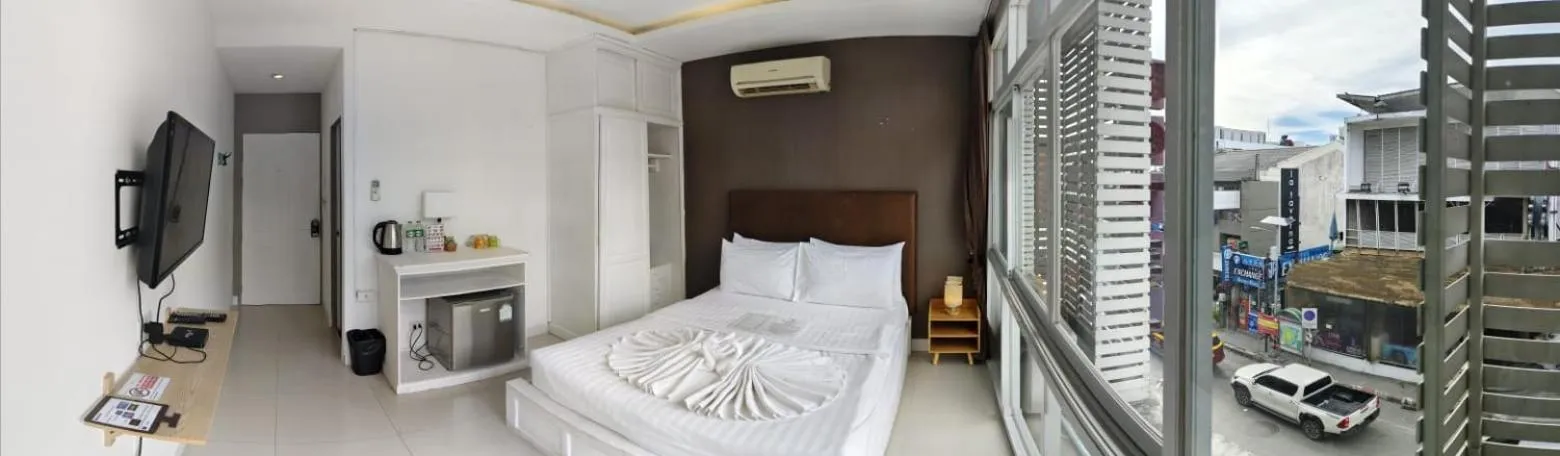 Photo of the whole room, Bed in Lenny's Koh Samui