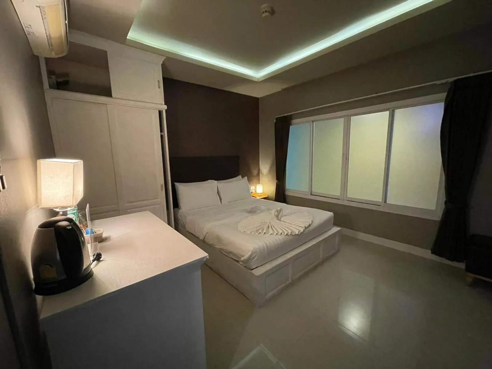 Photo of the whole room, Bed in Lenny's Koh Samui