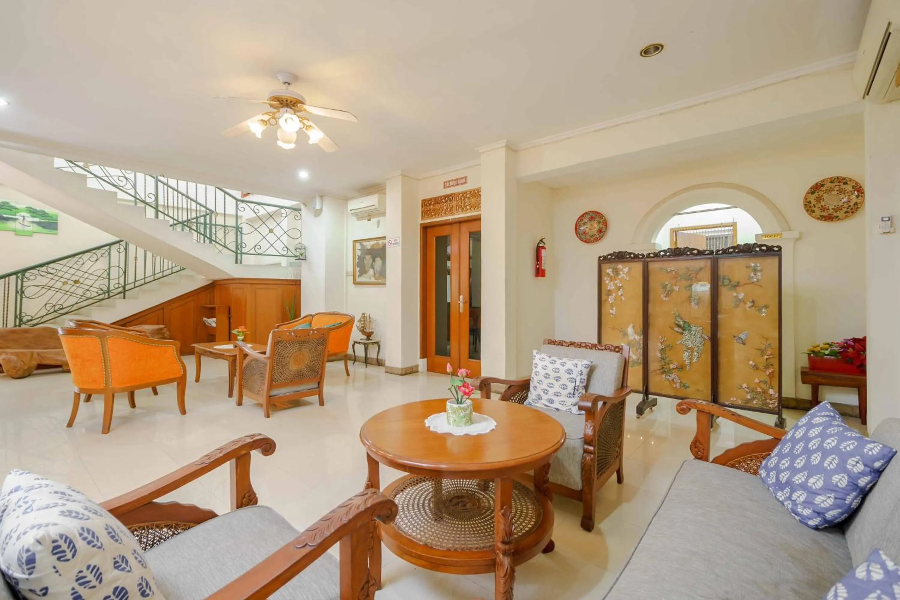 Living room in RedDoorz Plus near Kemang Raya