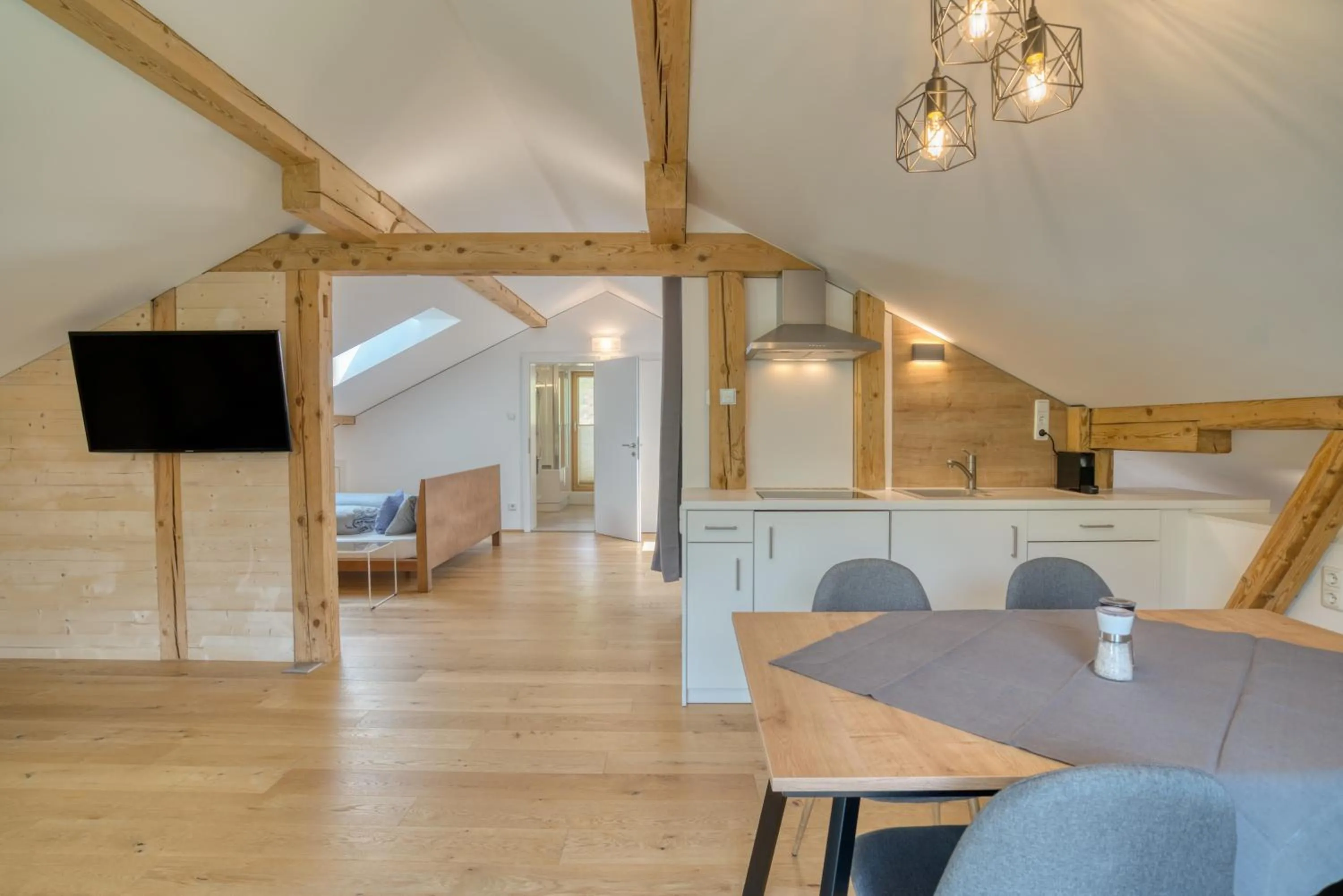 Photo of the whole room in HUS24