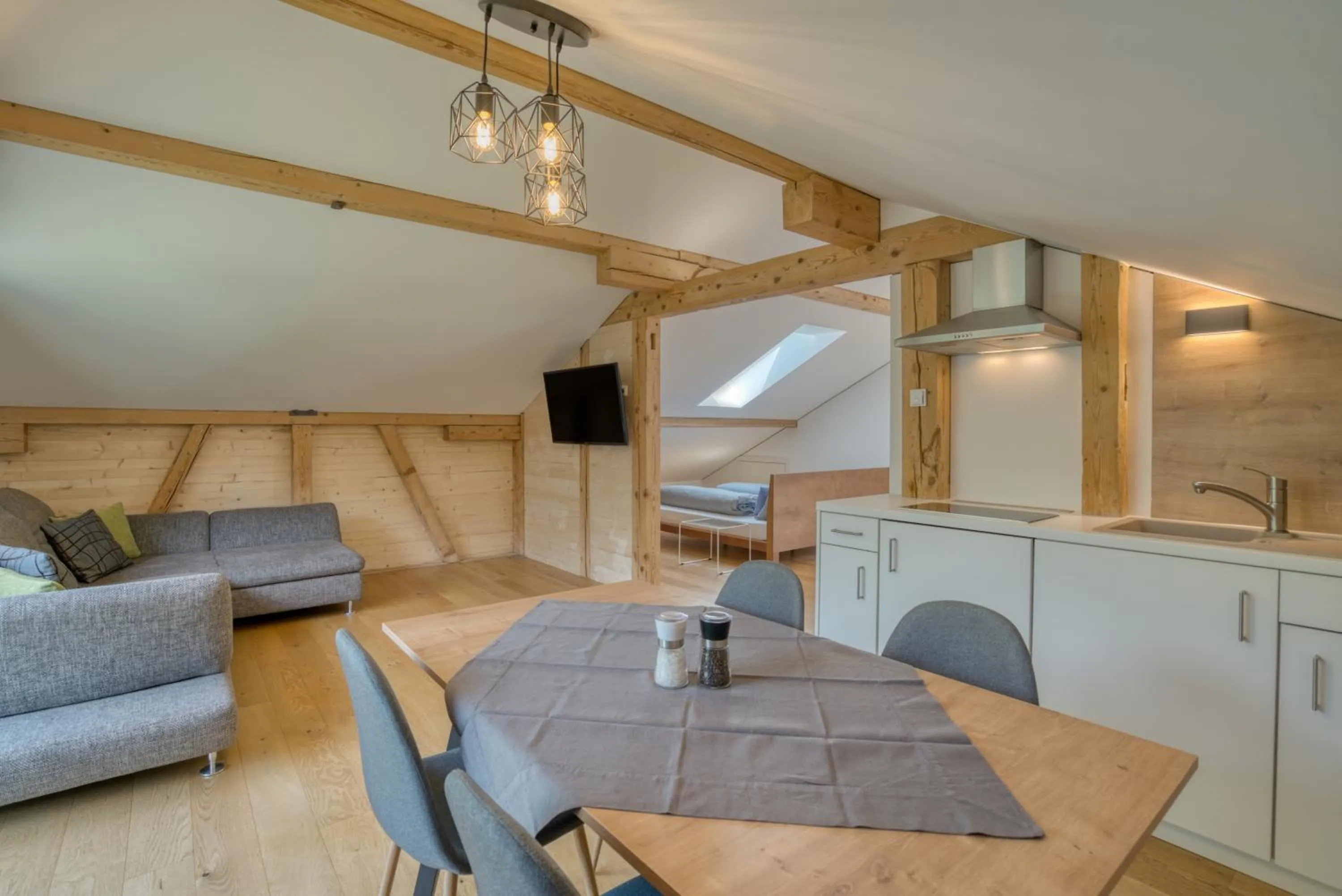 Photo of the whole room in HUS24