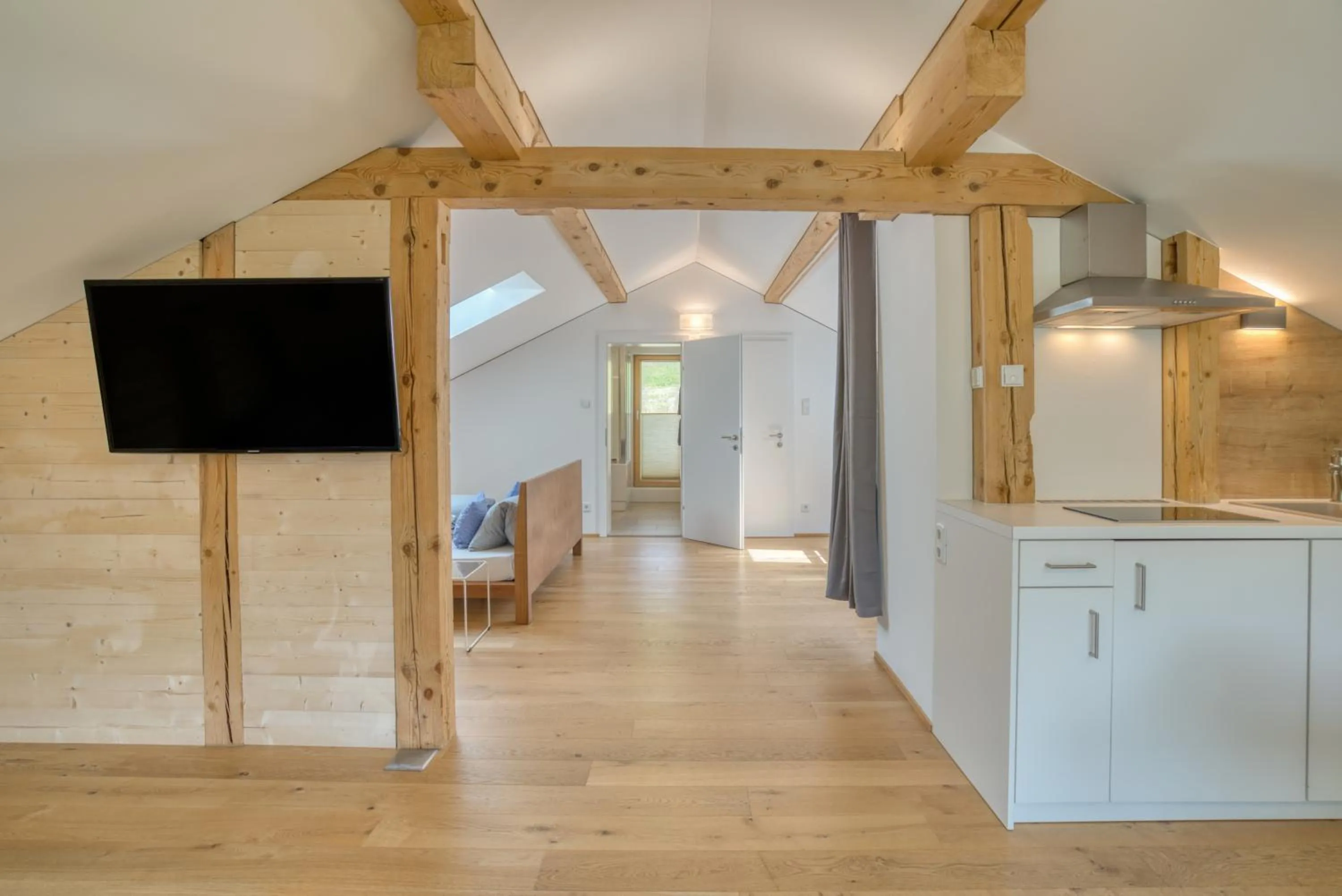 Photo of the whole room in HUS24