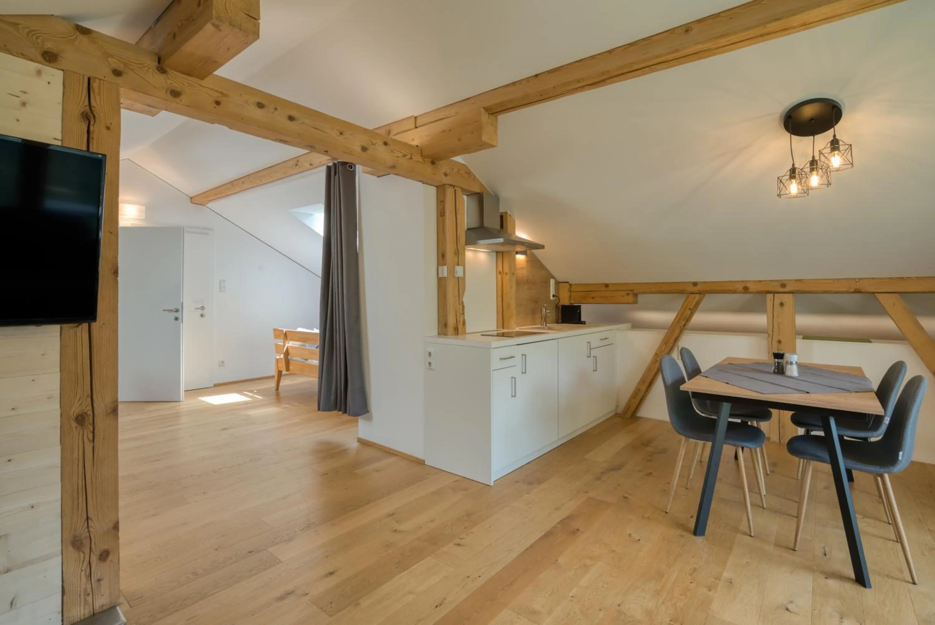 Photo of the whole room in HUS24