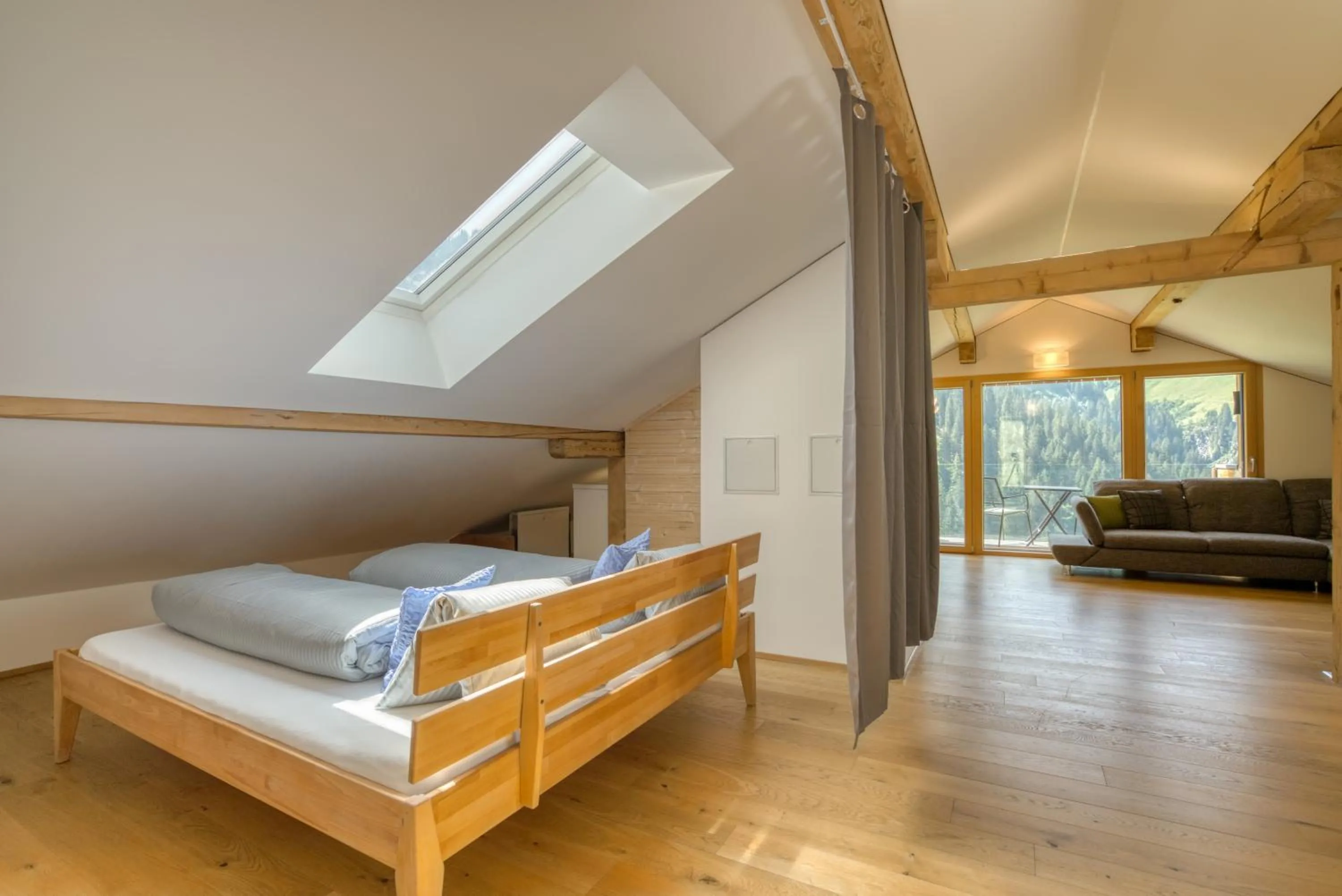 Photo of the whole room, Bed in HUS24