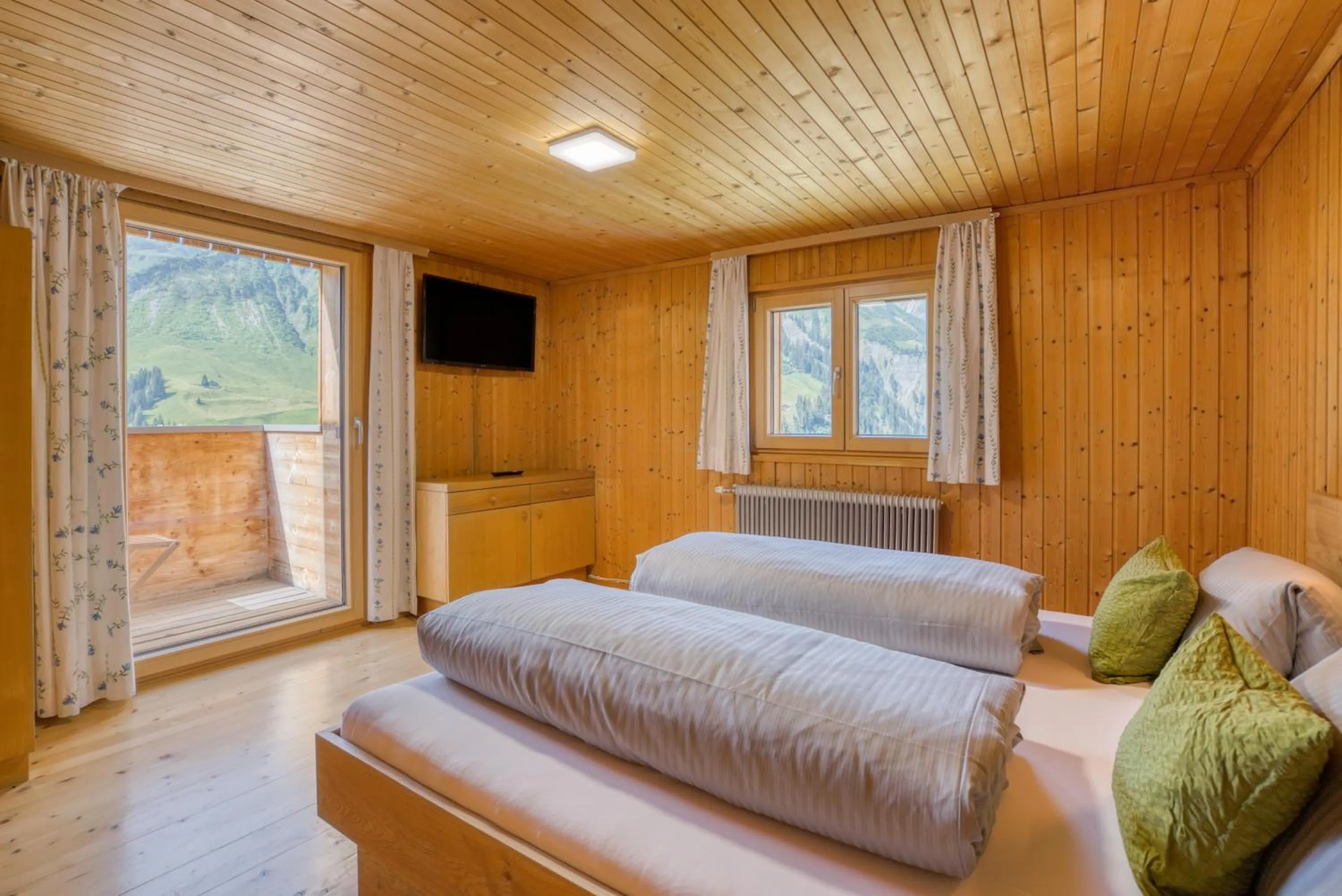 Photo of the whole room, Bed in HUS24