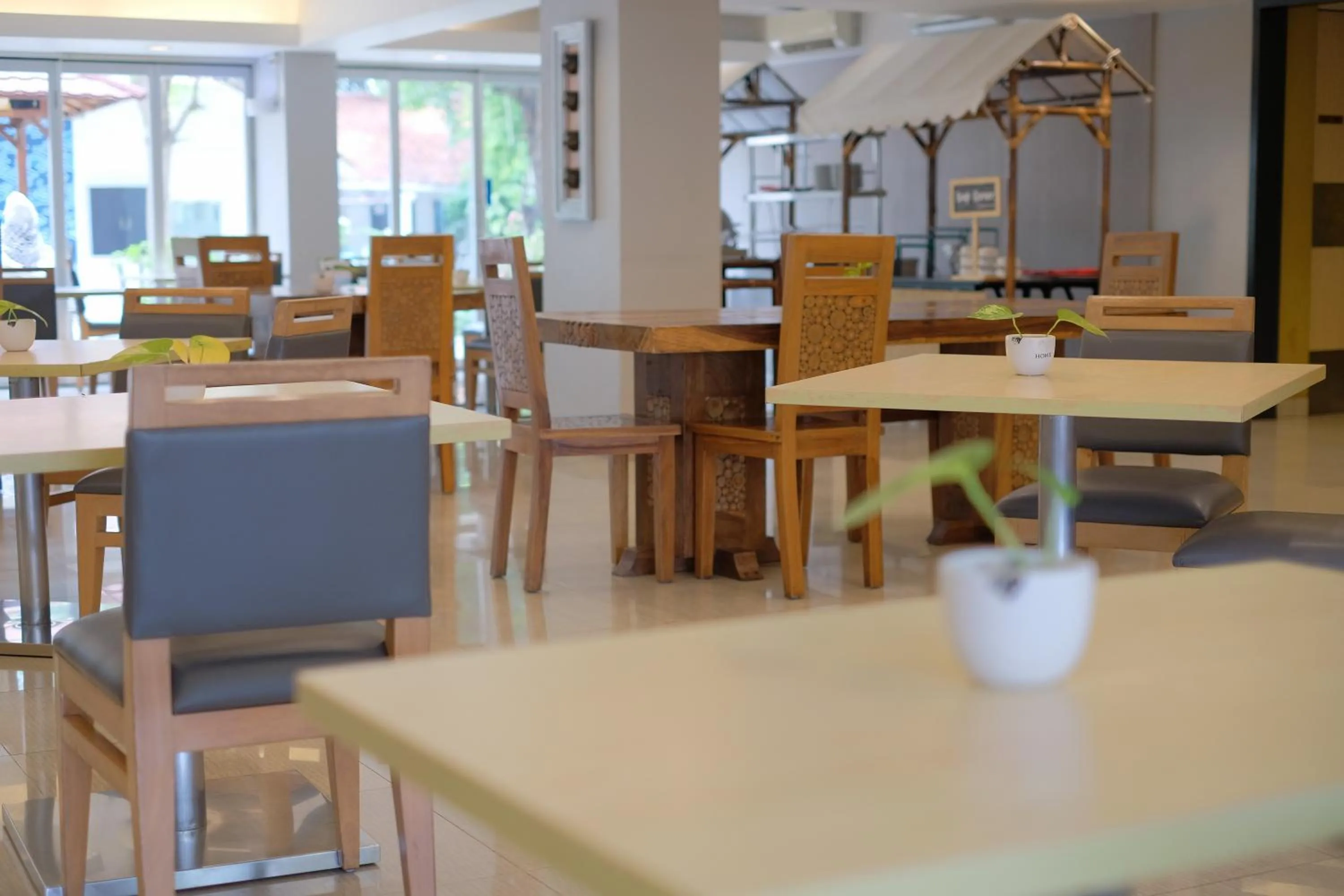 Restaurant/places to eat in Metland Hotel Cirebon