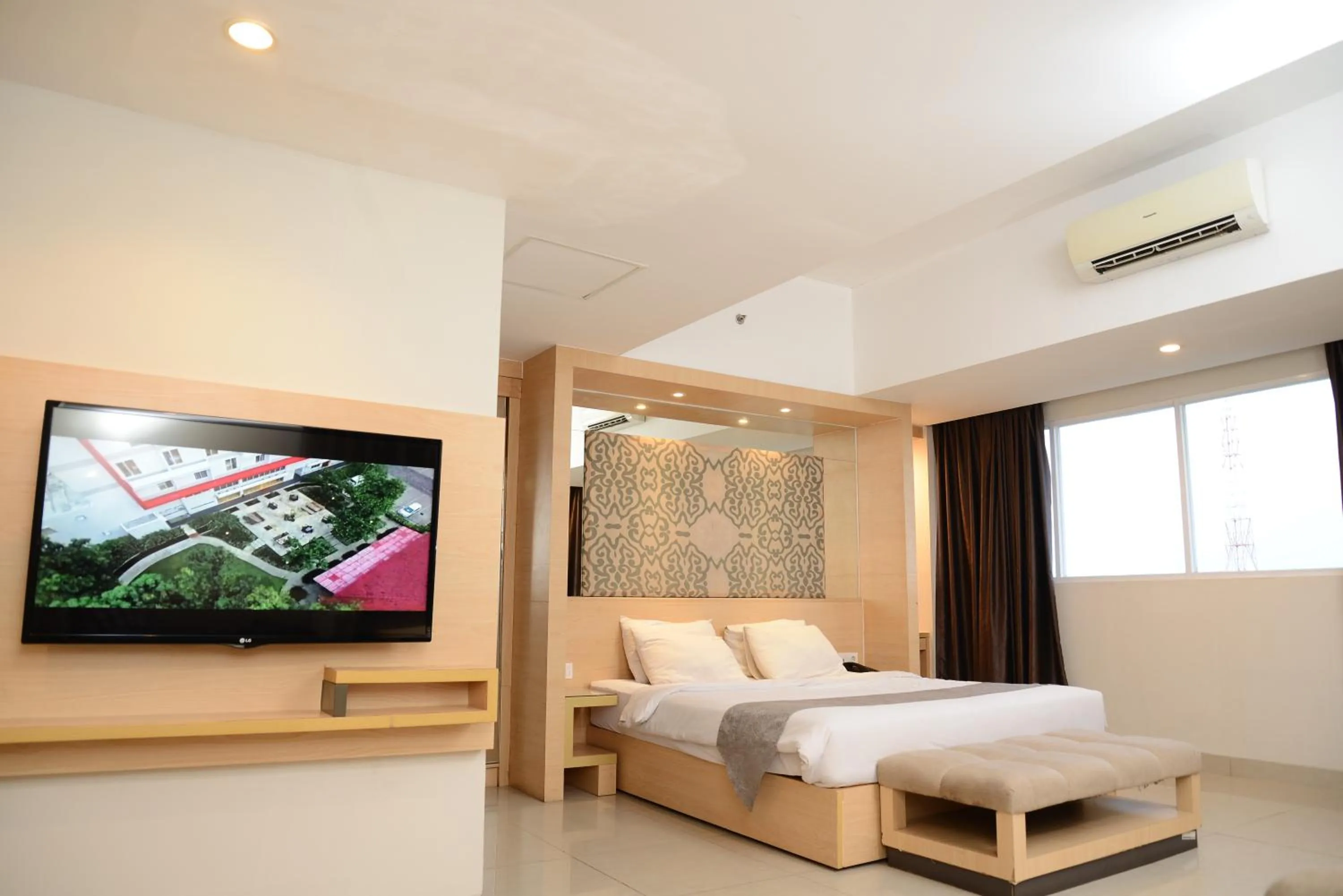 Living room, Bed in Metland Hotel Cirebon