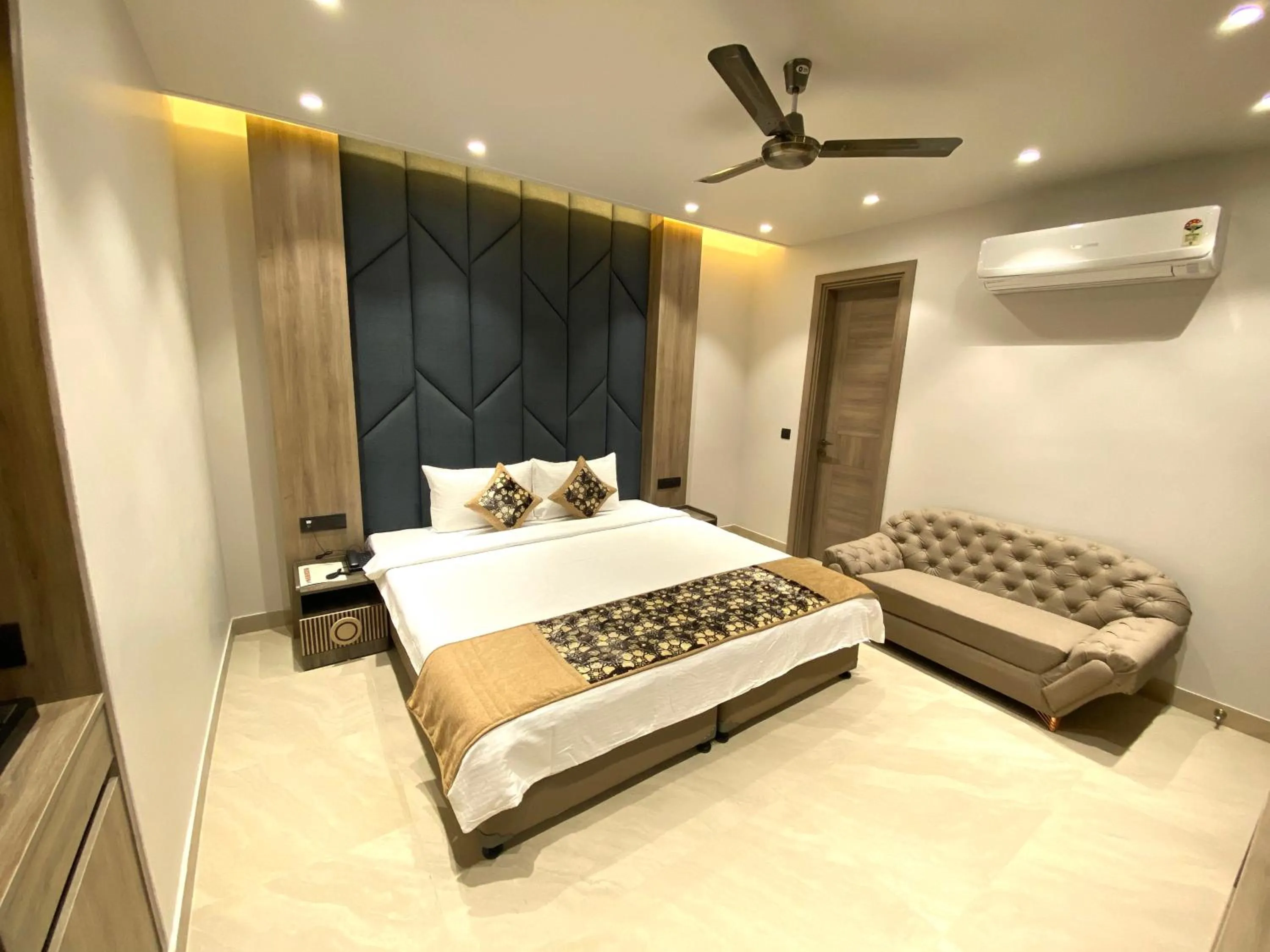 Bedroom, Bed in Pals Inn