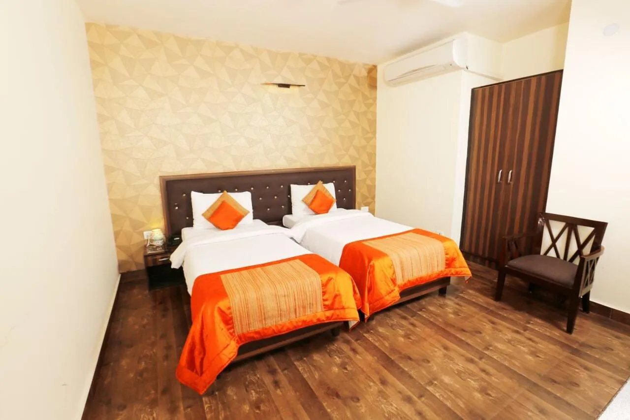 Bedroom, Bed in Pals Inn