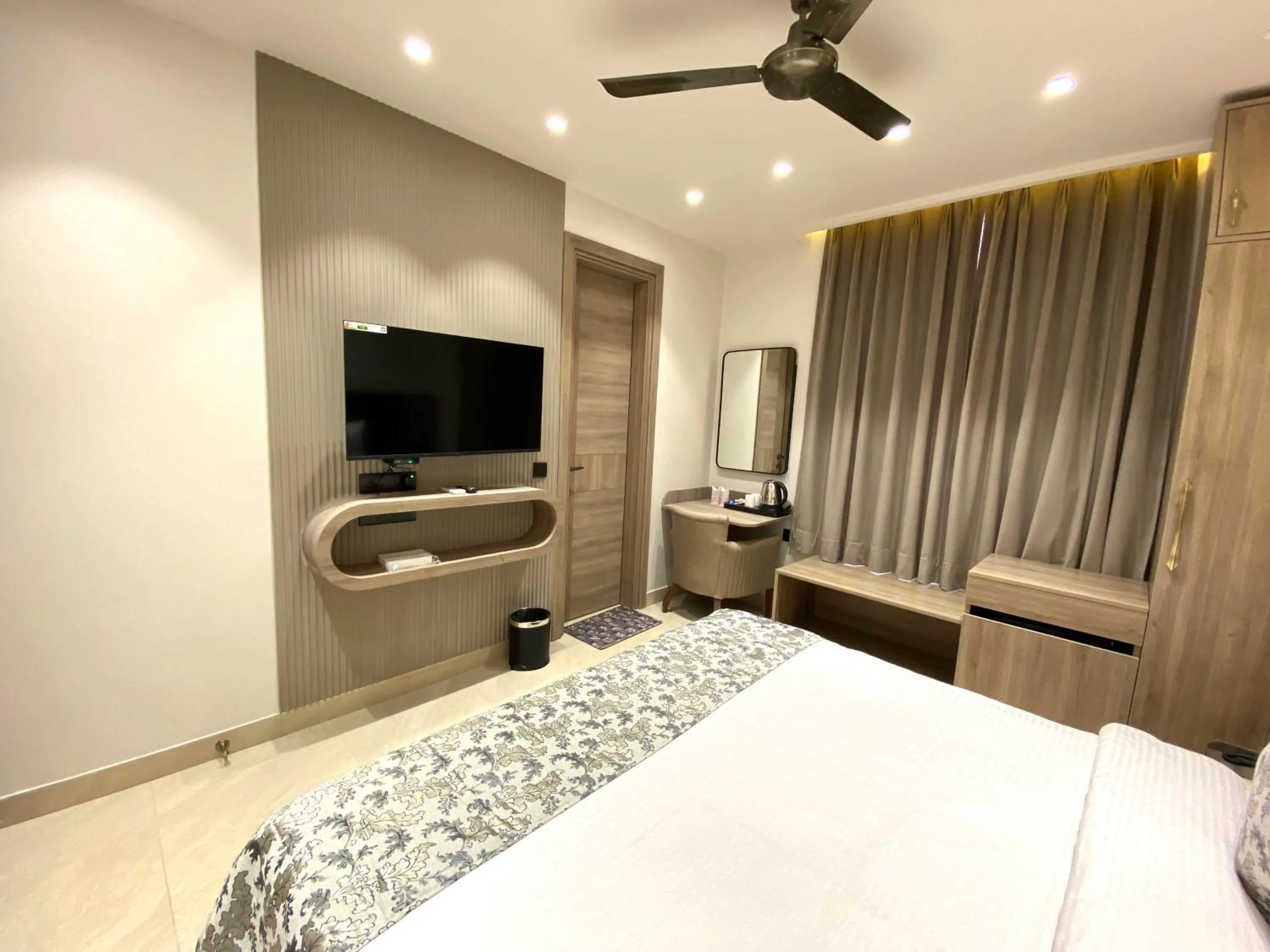 Bedroom, Bed in Pals Inn