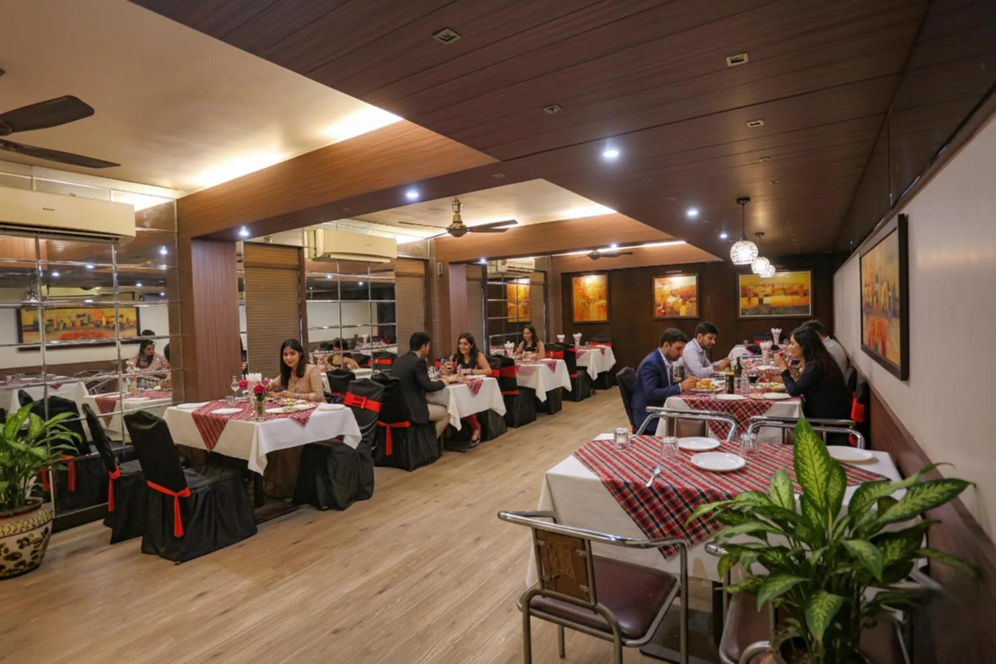 Restaurant/places to eat in FabHotel Surya