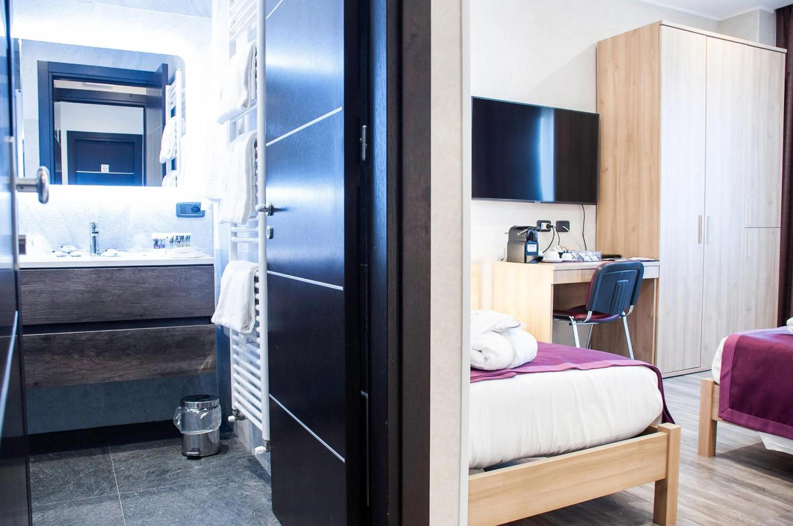 Photo of the whole room, Bed in Mercure Palermo Centro