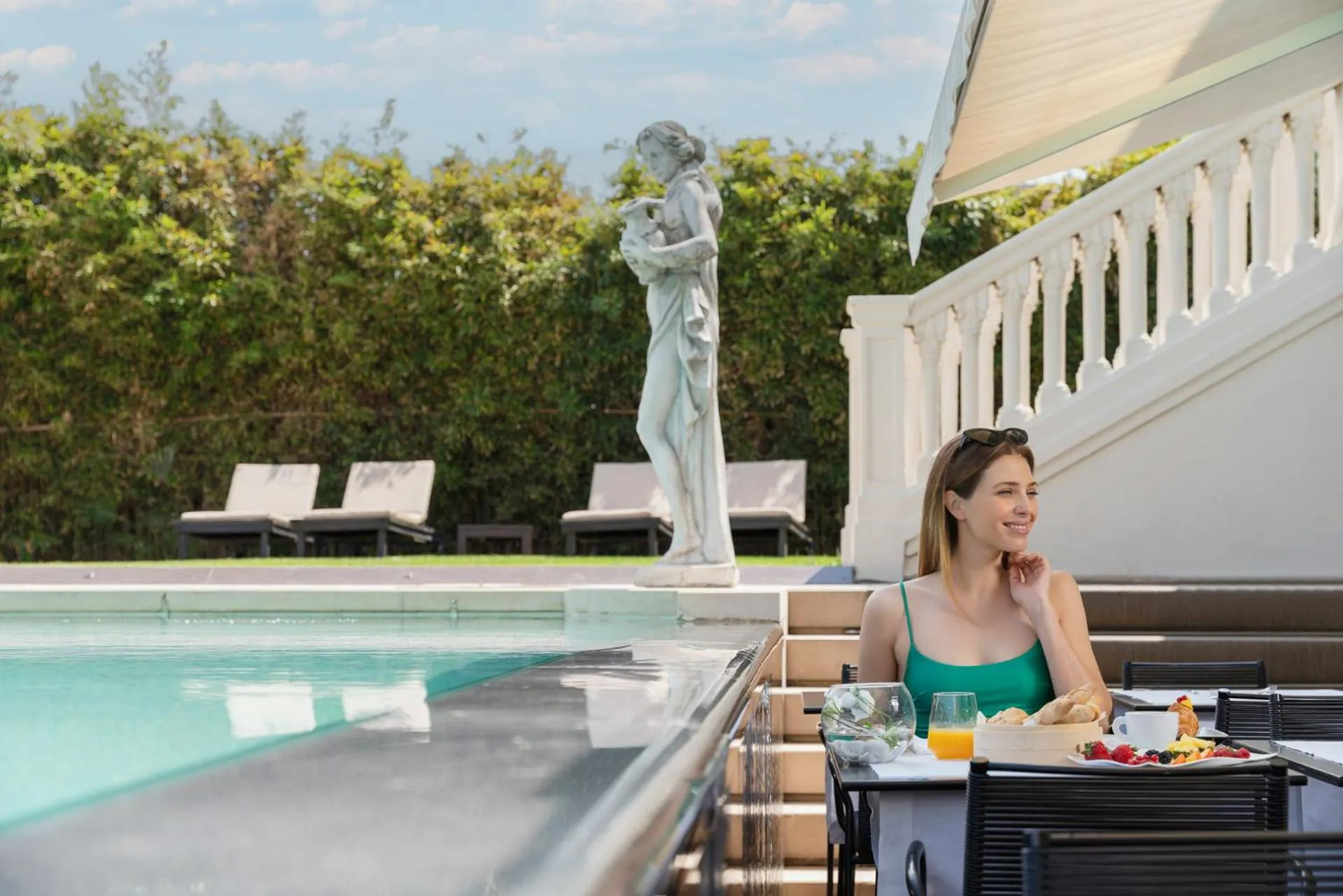 Swimming pool in Hotel Carducci 76