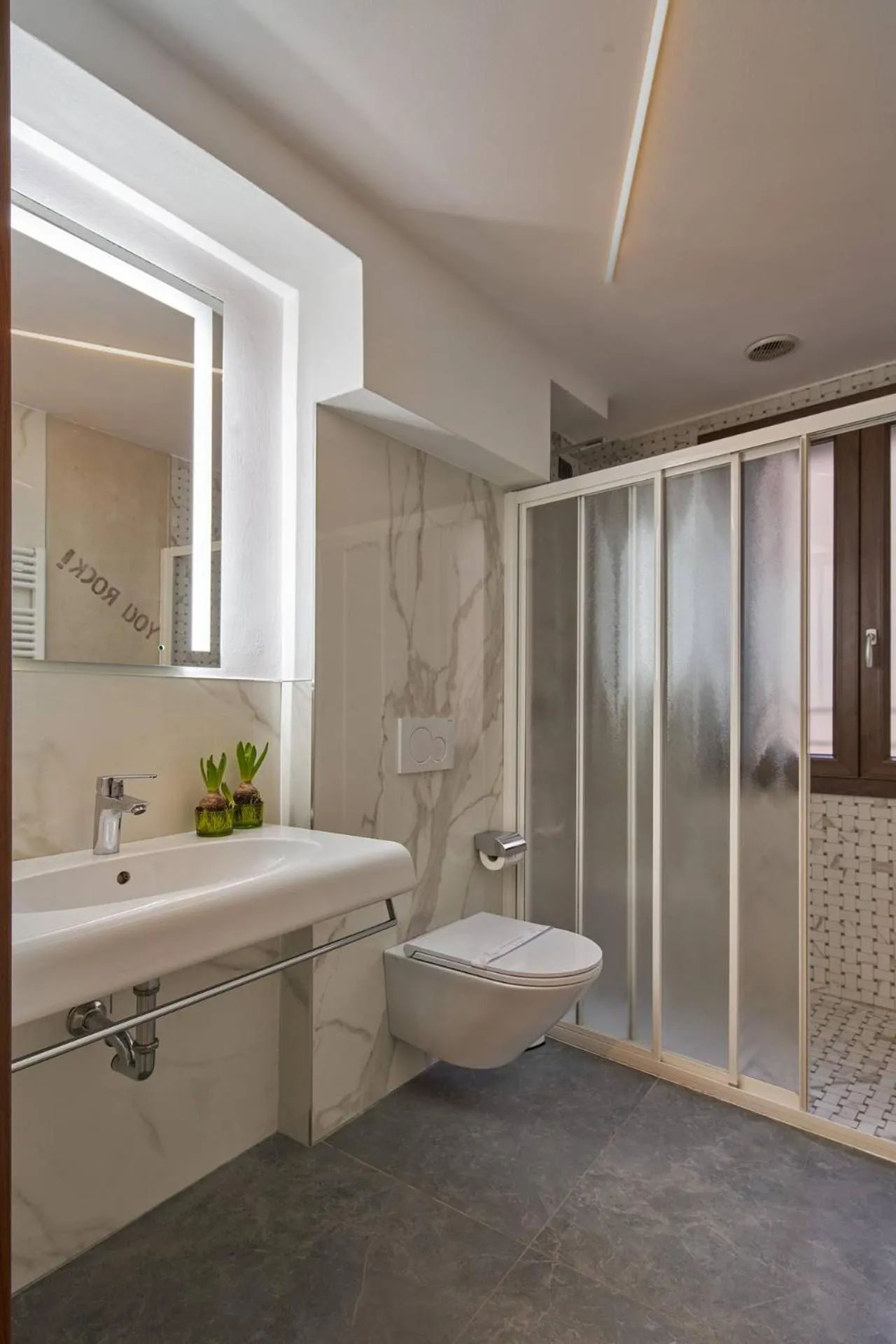 Shower in UNAHOTELS Ala Venezia-Adults 16