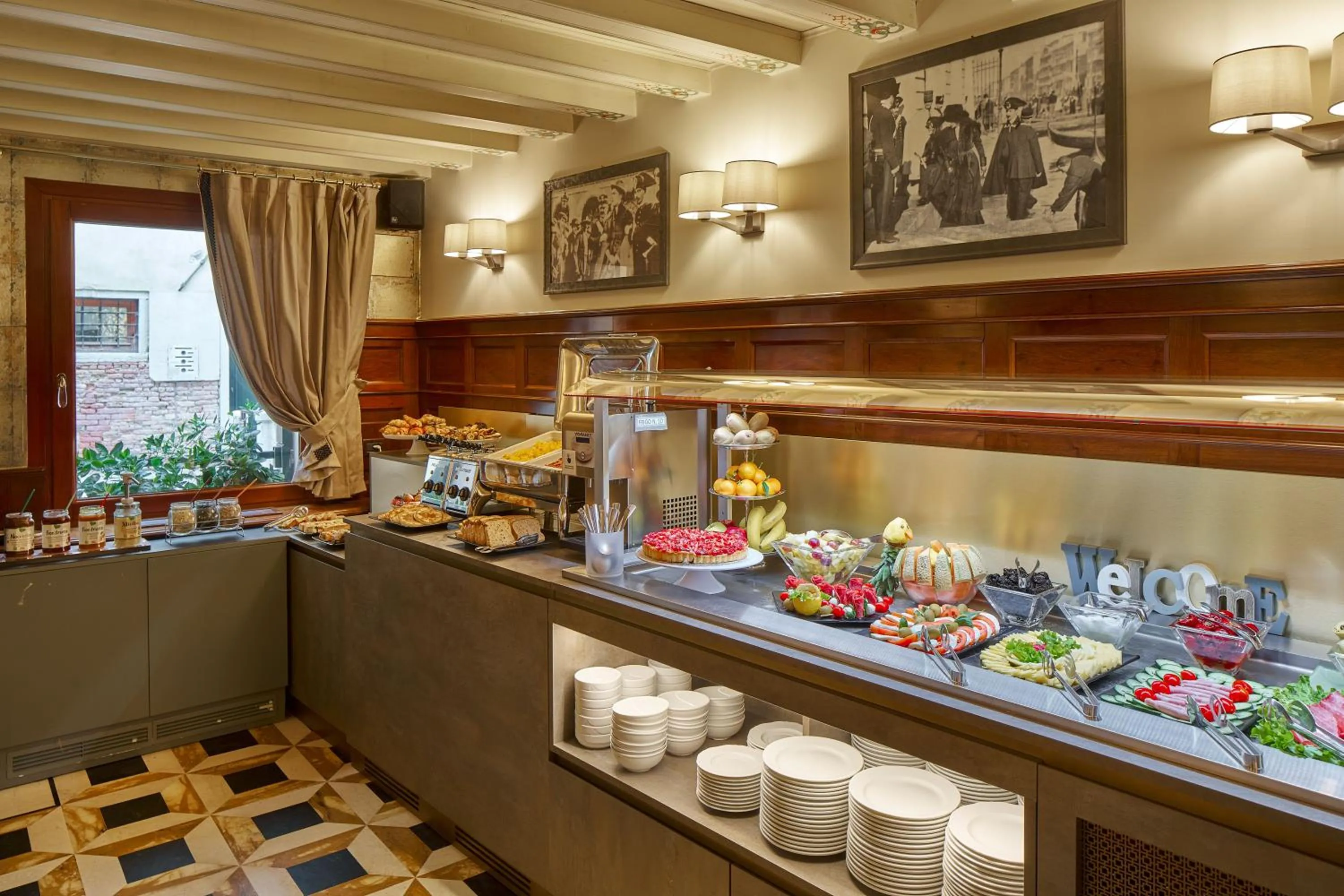 Breakfast in UNAHOTELS Ala Venezia-Adults 16