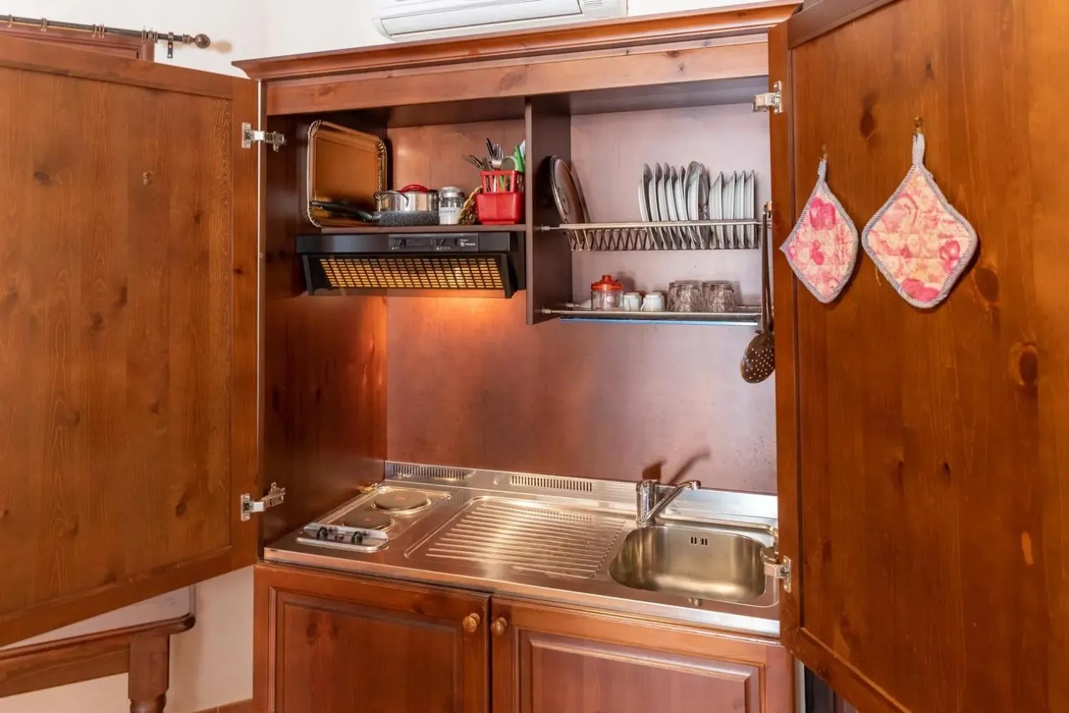 Kitchen or kitchenette in Sikania Suite