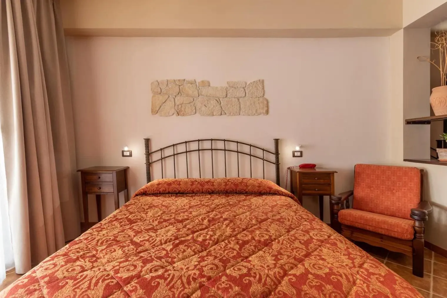 Bedroom, Bed in Sikania Suite